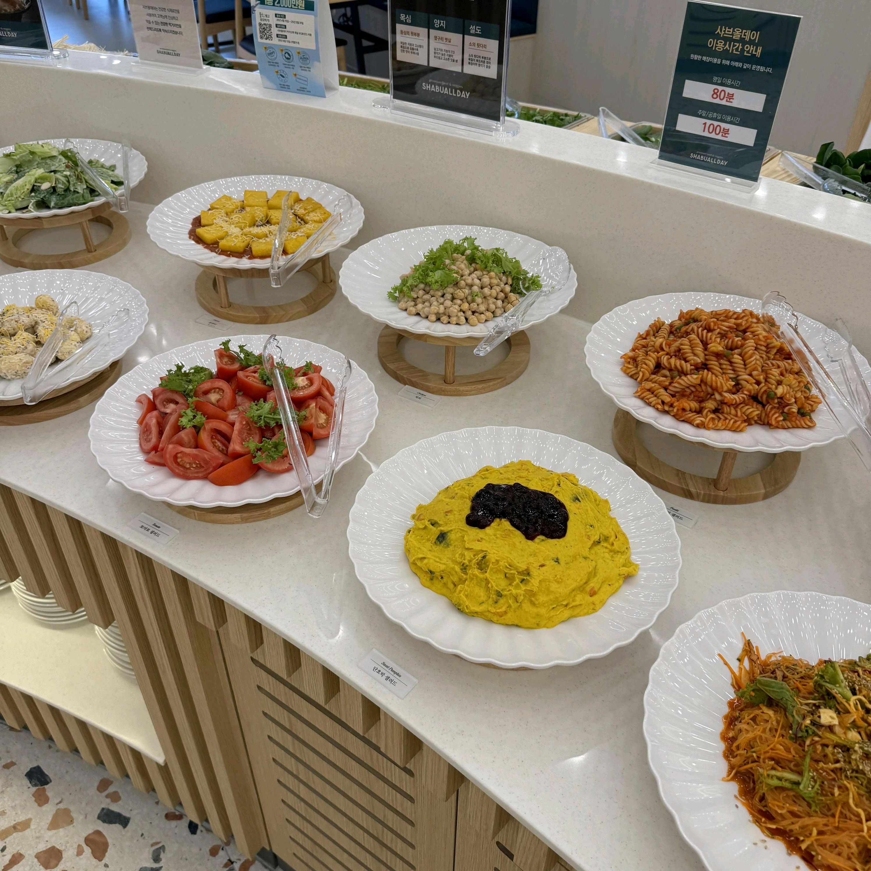 정말 만족도 높은 샐러드바였네요. 프리미엄 소고기 샤브샤브가 아주 맛있고 디핑소스도 다양해