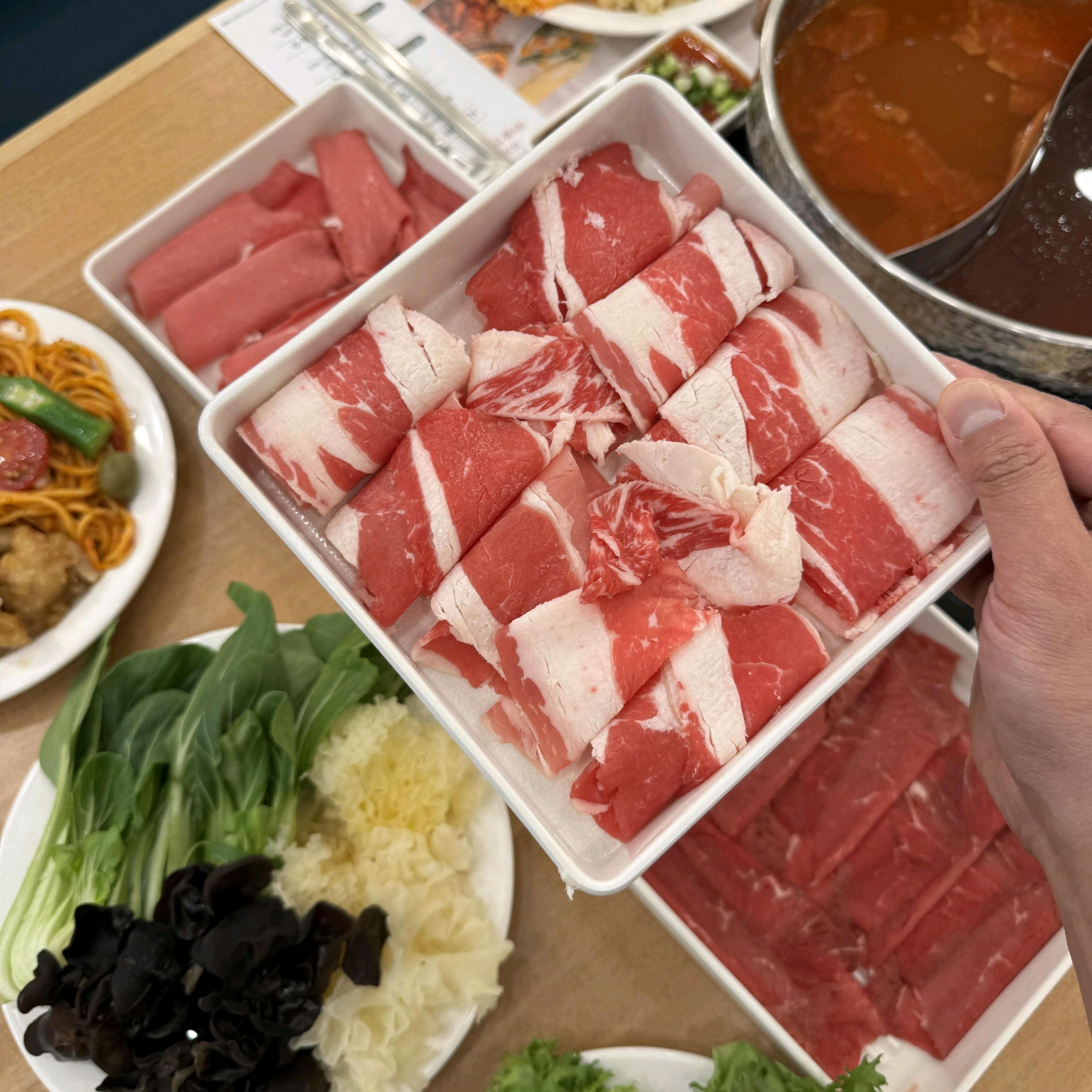 샐러드바가 정말 알차네요. 프리미엄 소고기 샤브샤브 맛있고 월남쌈도 취향대로 싸 먹을 수