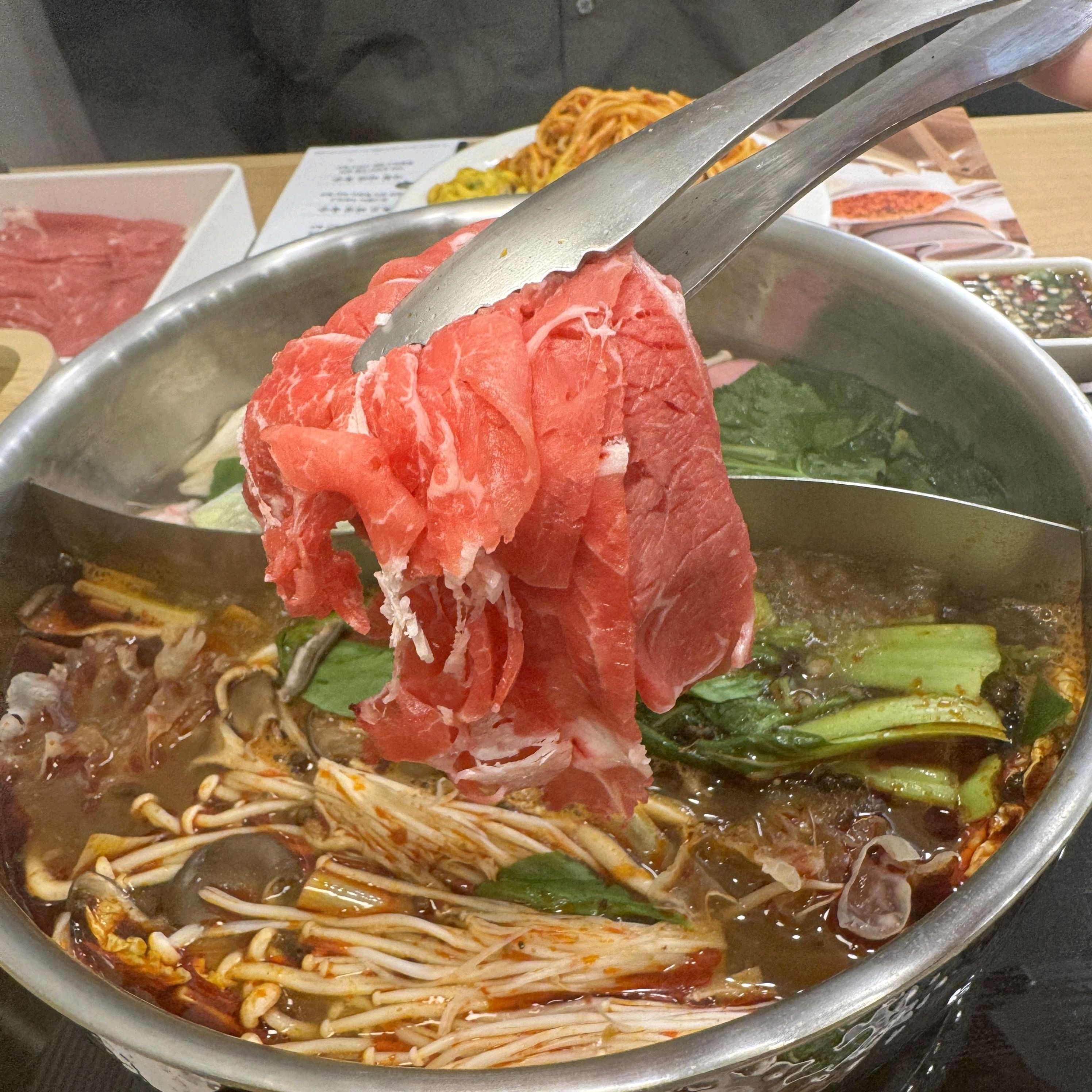 육수가 정말 맛있네요. 취향에 맞게 골라 먹을 수 있어서 좋았고 다양한 채소도 무제한으로