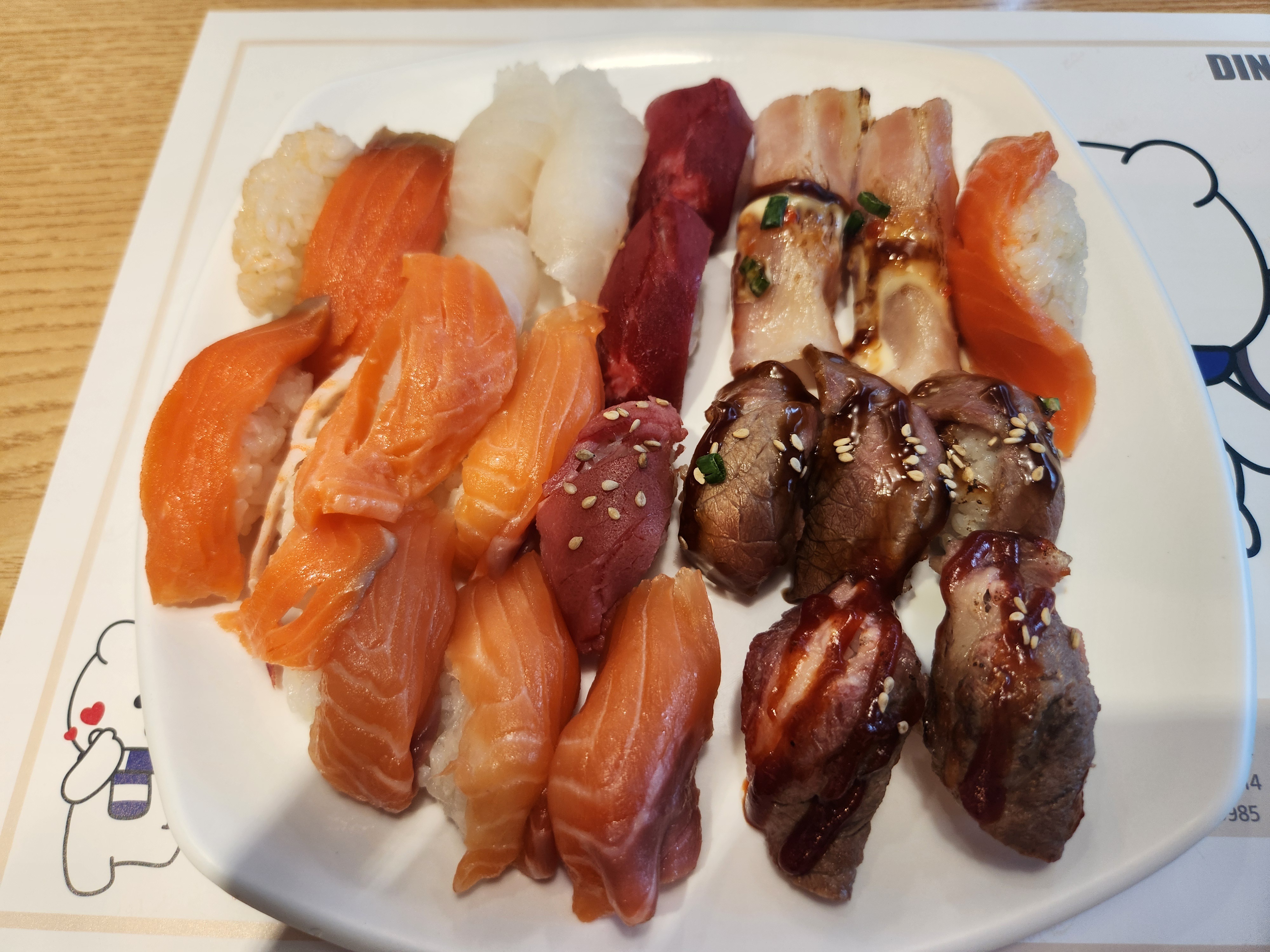 초밥이 생각날때마다 방문하는 곳입니다. 음식이 신선하고 다양하며 맛있습니다. 점심시간에는
