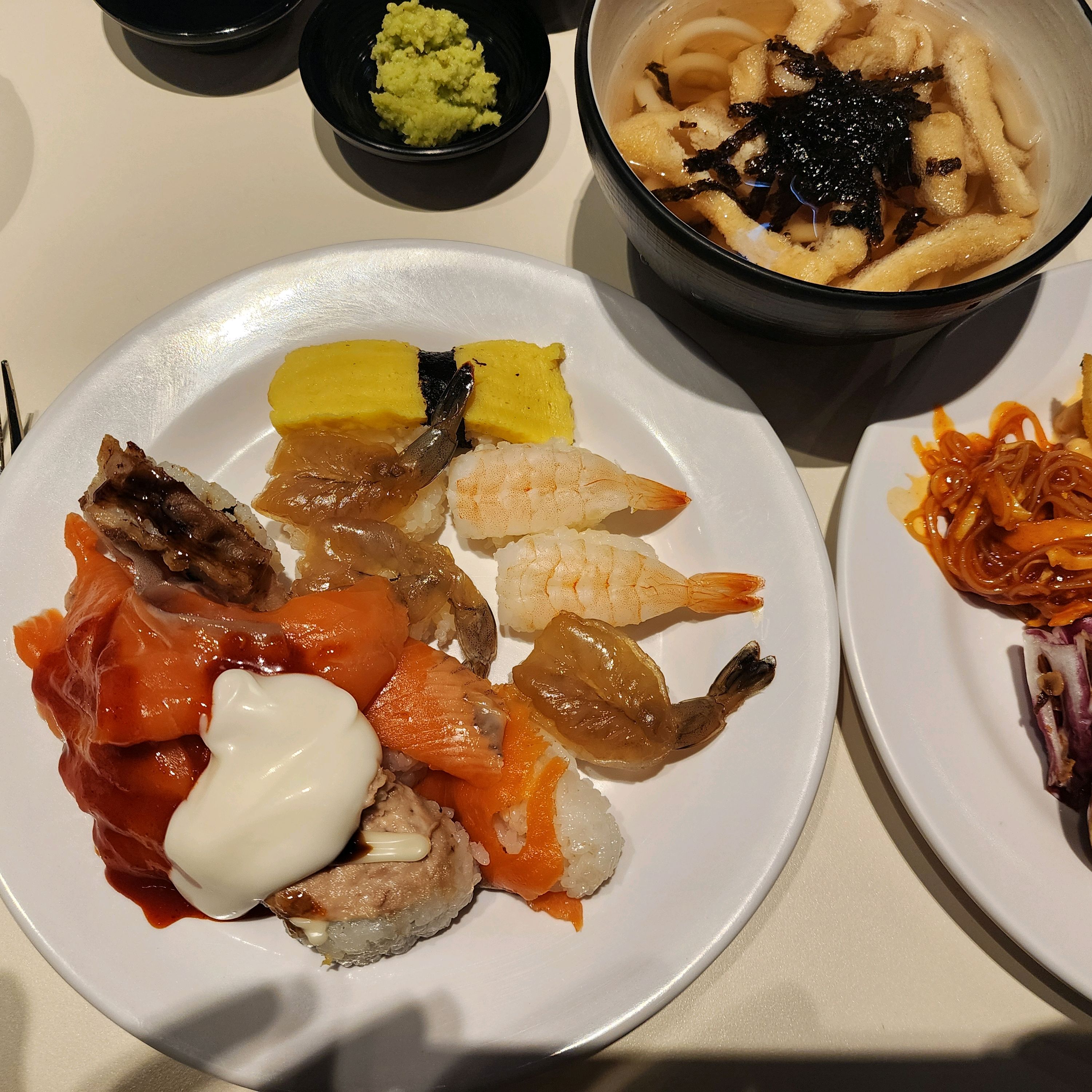 에슐리 여러 종류와 디저트 까지 먹을수 있어서 자주 이용 합니다 연어도 맛있고 초밥 이랑