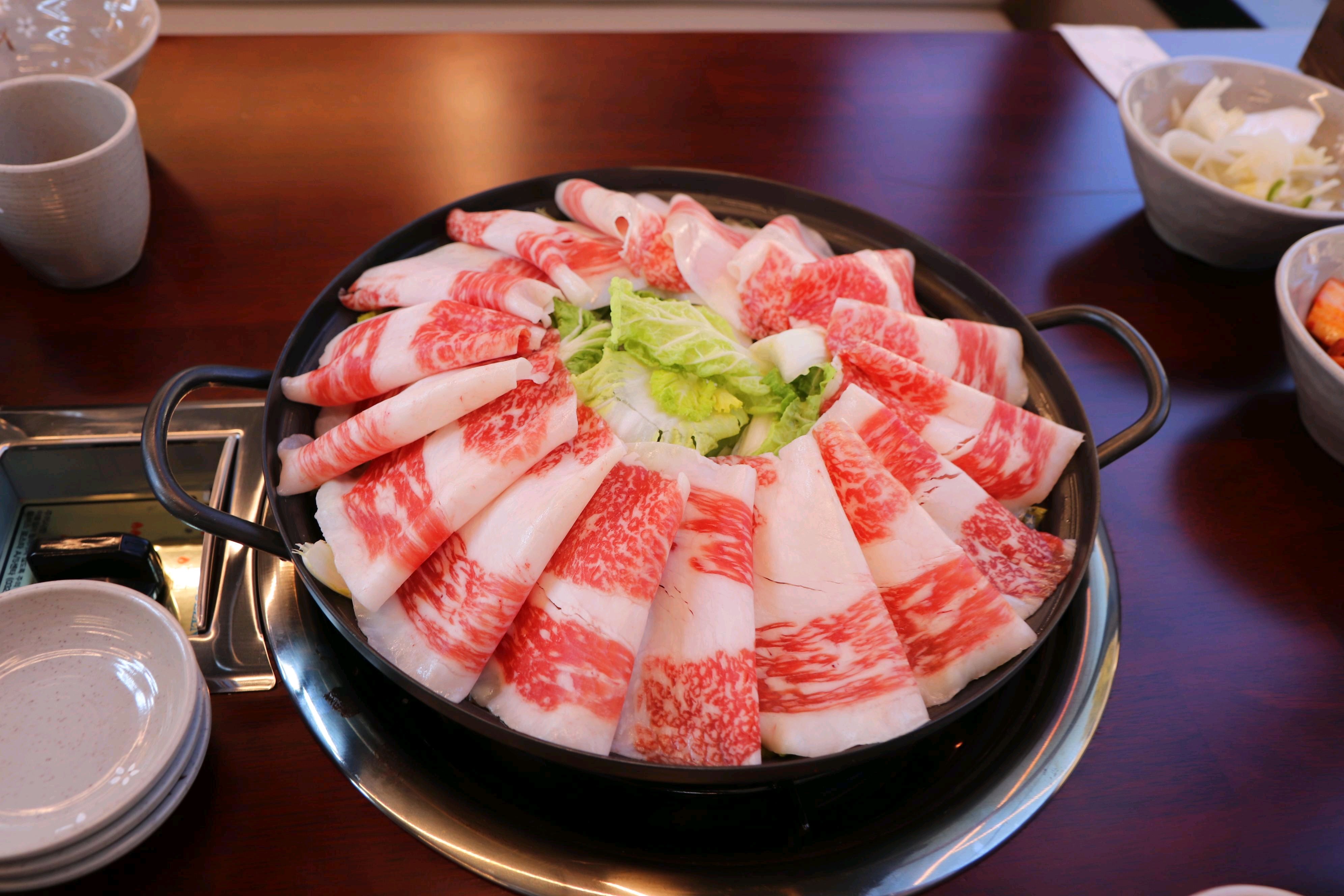 음식이 신선하게 느껴졌어요 면발이 쫄깃하고 수제비 식감도 좋았으며 칼국수와 한우 맛이 조화