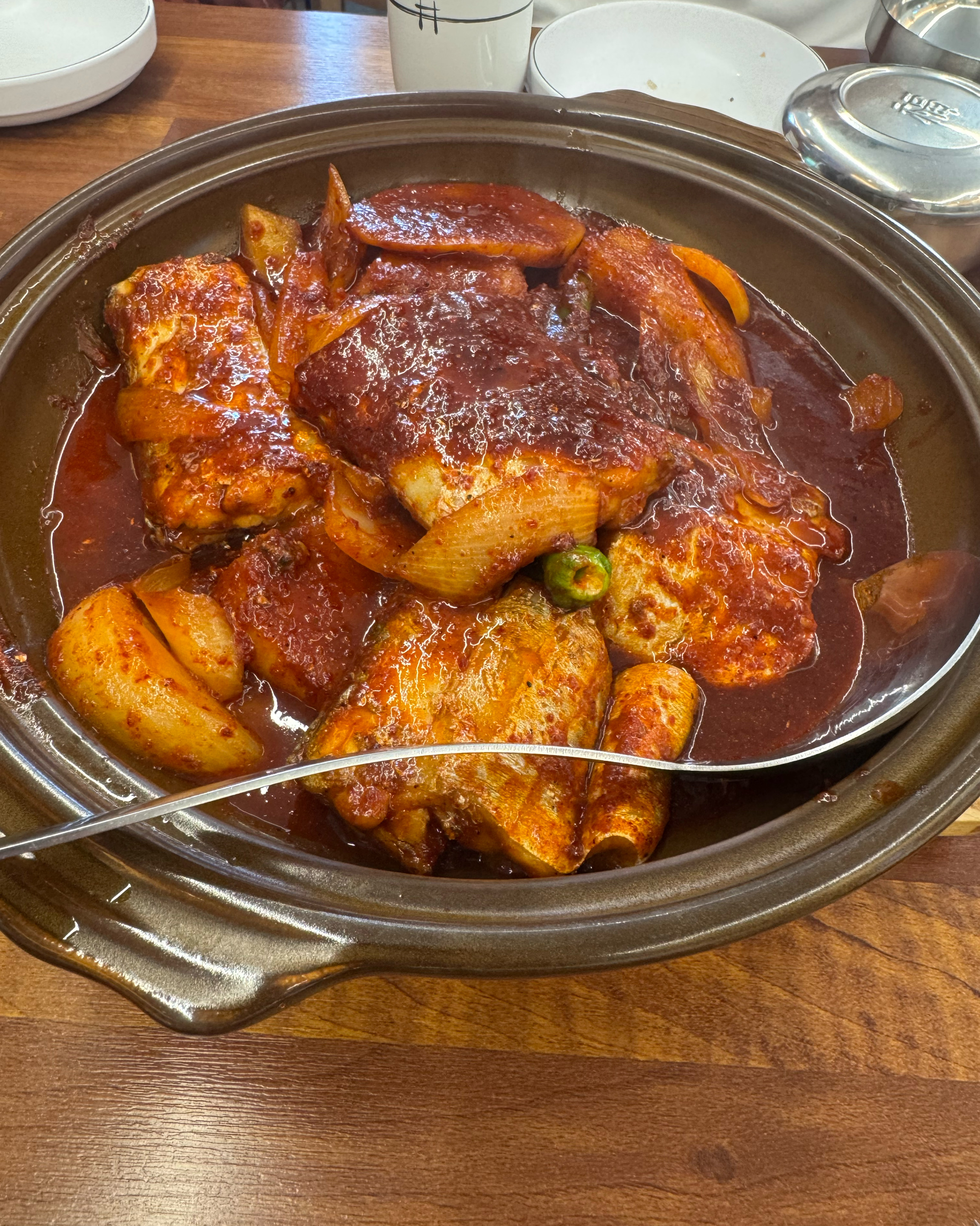 오랜만에 왔는데 이전해서 더 넓어졌네요 ㅎㅎ - 제주 맛집 논짓물식당