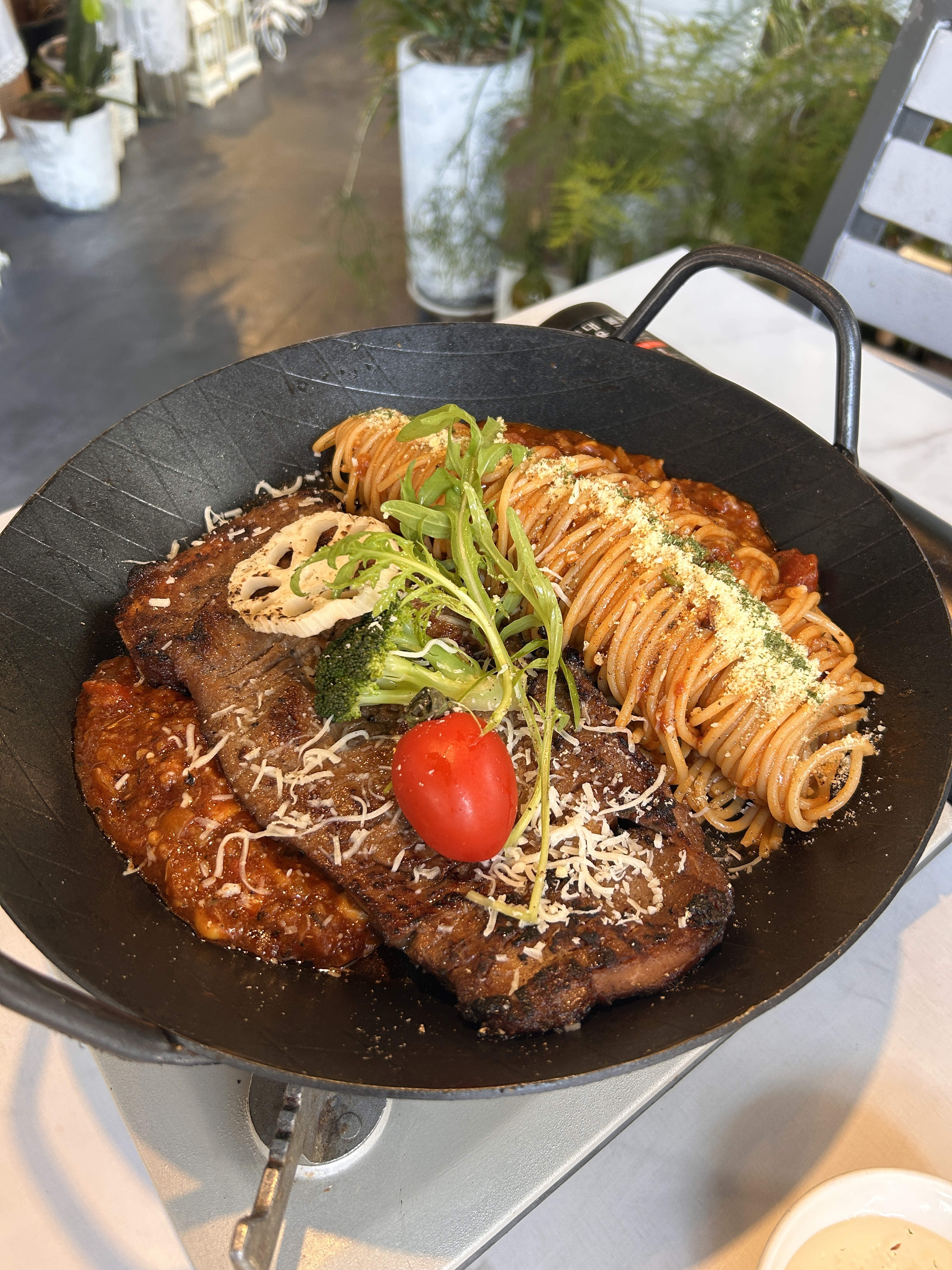 매장 분위기도 예쁘고, 대화 나누기도 좋아요! 에피타이저 마늘 바게트도 정말 맛있으니까 꼭
