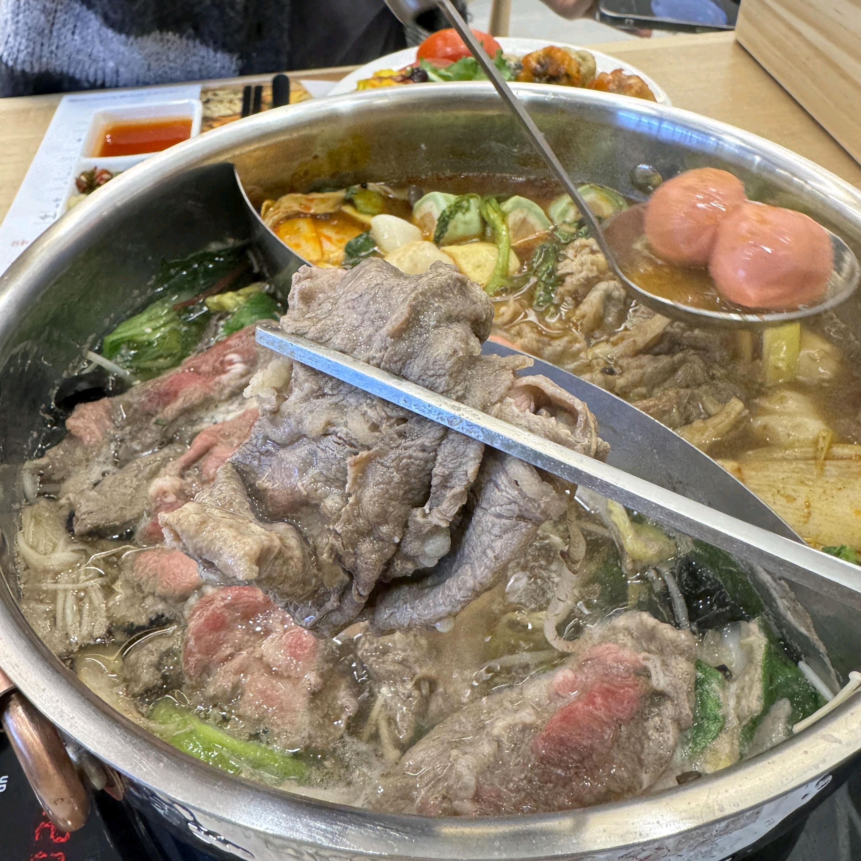 정갈한 샤브 요리에 다양한 디저트까지 있어서 마치 고급 호텔 뷔페에 온 기분이 들었네요.