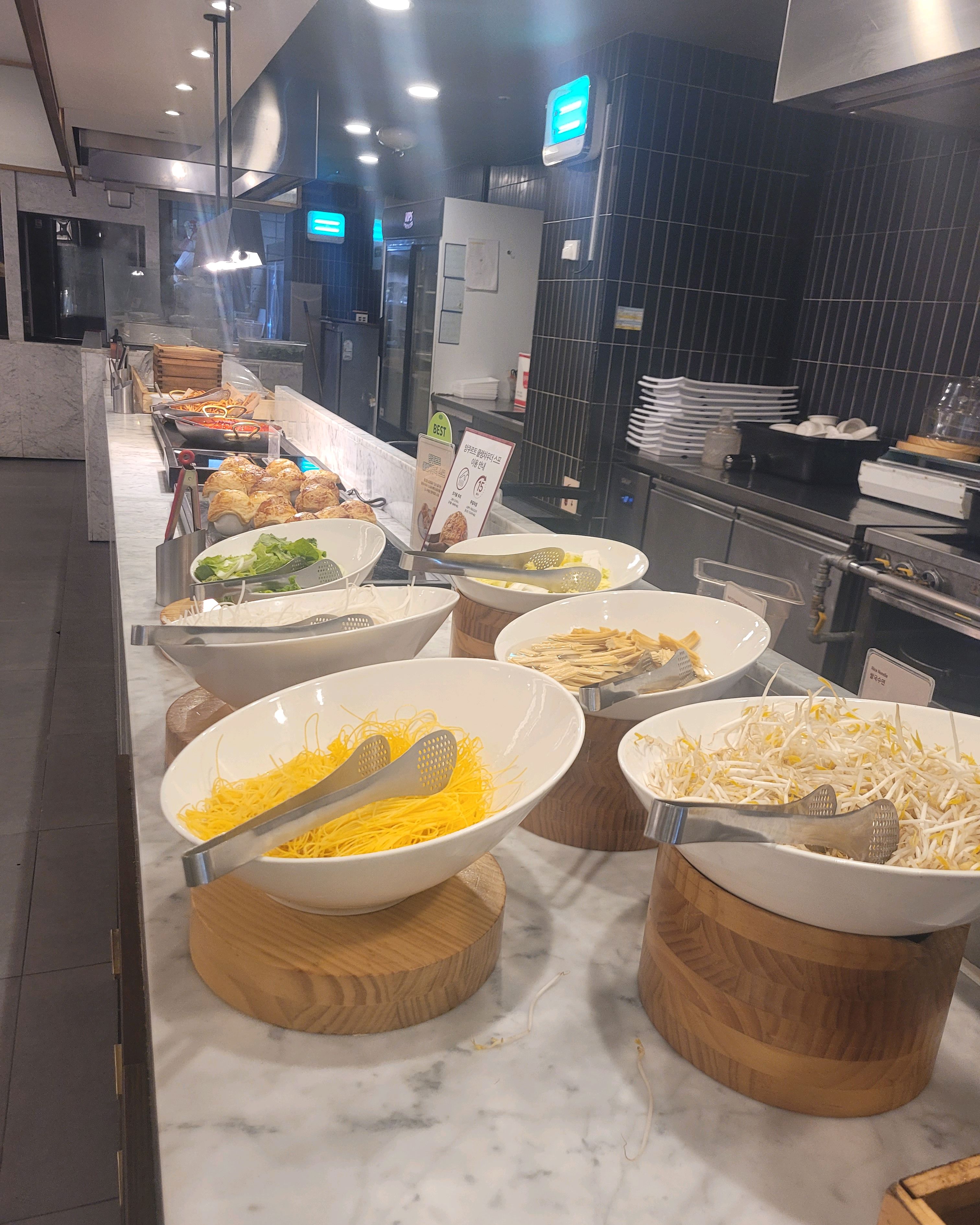 회사 창립기녕일 전체회식 빕스 반포점~ 샐러드바에 로봇이 만들어주는 쌀국수도 맛있구요~ 직