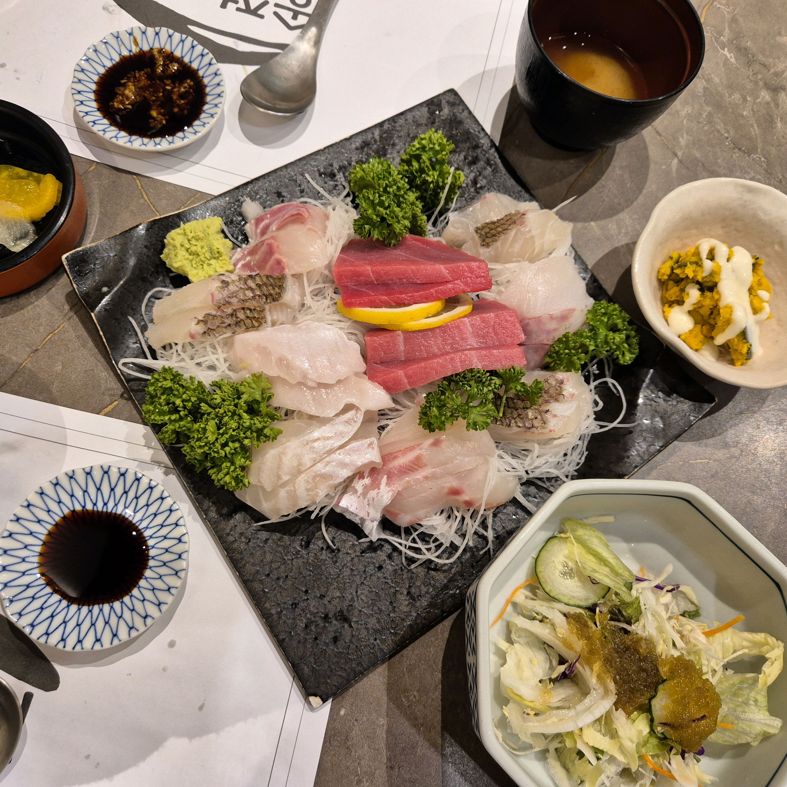 우연히 들어왔는데 분위기 좋고 깔끔해요 - 송정 맛집 송정스시 부산송정본점