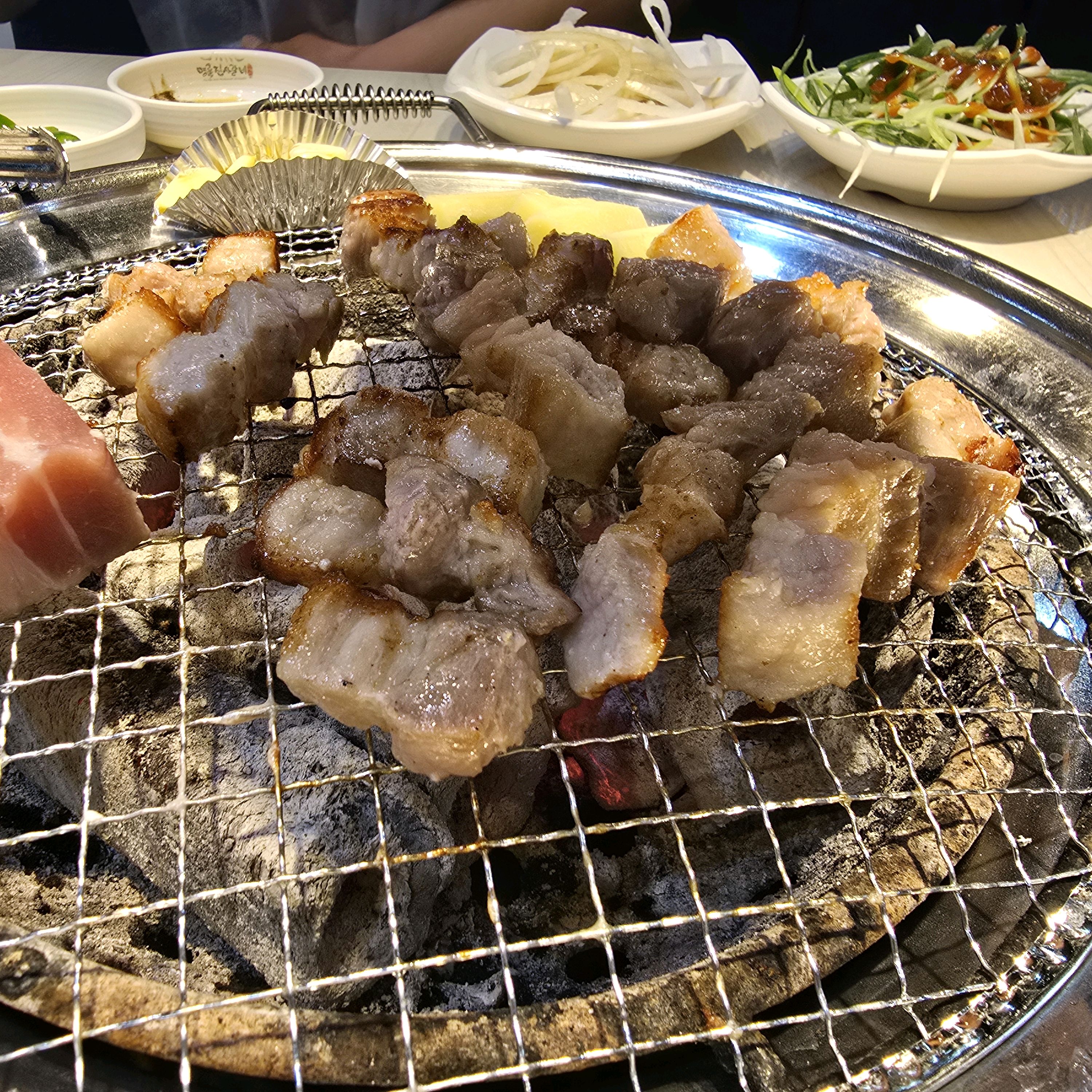 매장이 넓고 깨끗해요 감자튀김도 바로바로 채워주시고 센스 넘치세요 고기 질도 좋아요! 매번