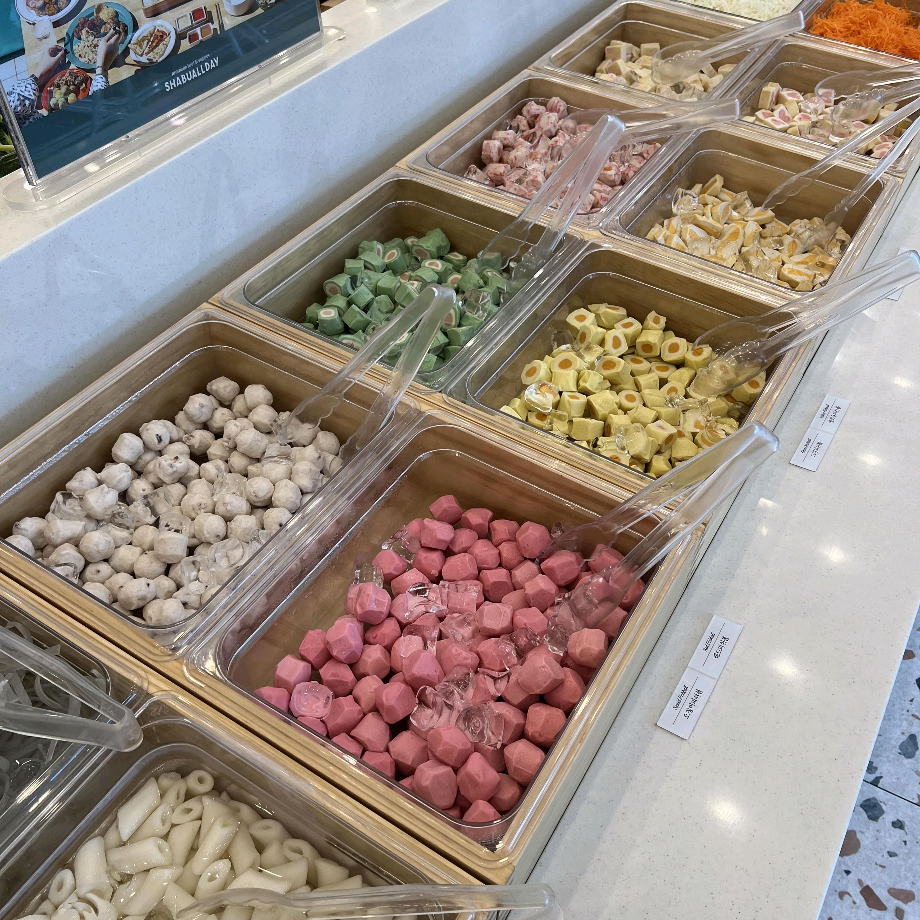 너무 깔끔하고 맛있네요 샤브샤브 소고기 풍미가 진하고 샐러드바도 다양한 채소와 요리들이 많