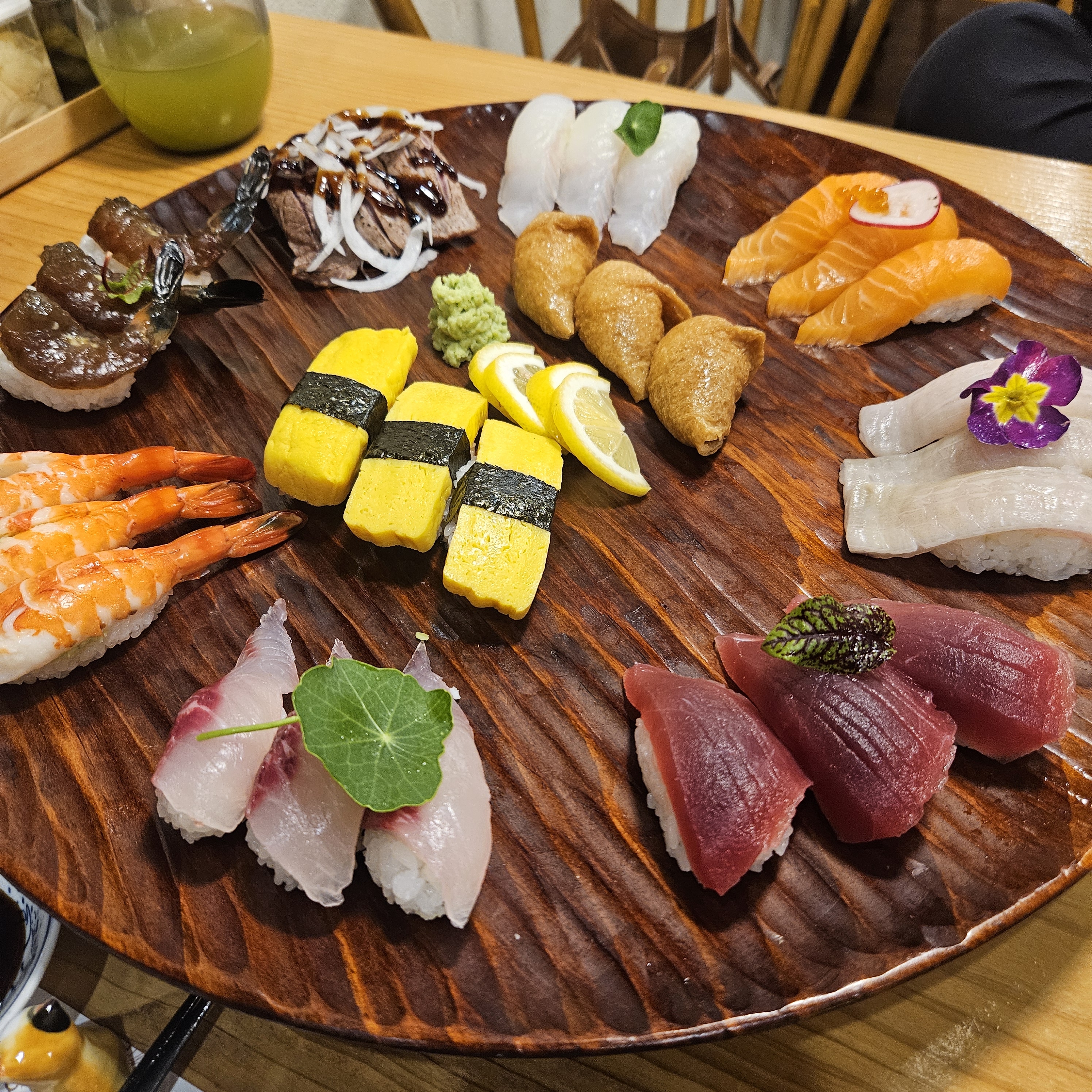 초밥 퀄리티가 좋고 맛있습니당 3인세트 주문했는데.푸짐하네요 친절해요^^ - 대구 맛집 비단옥 수성못점