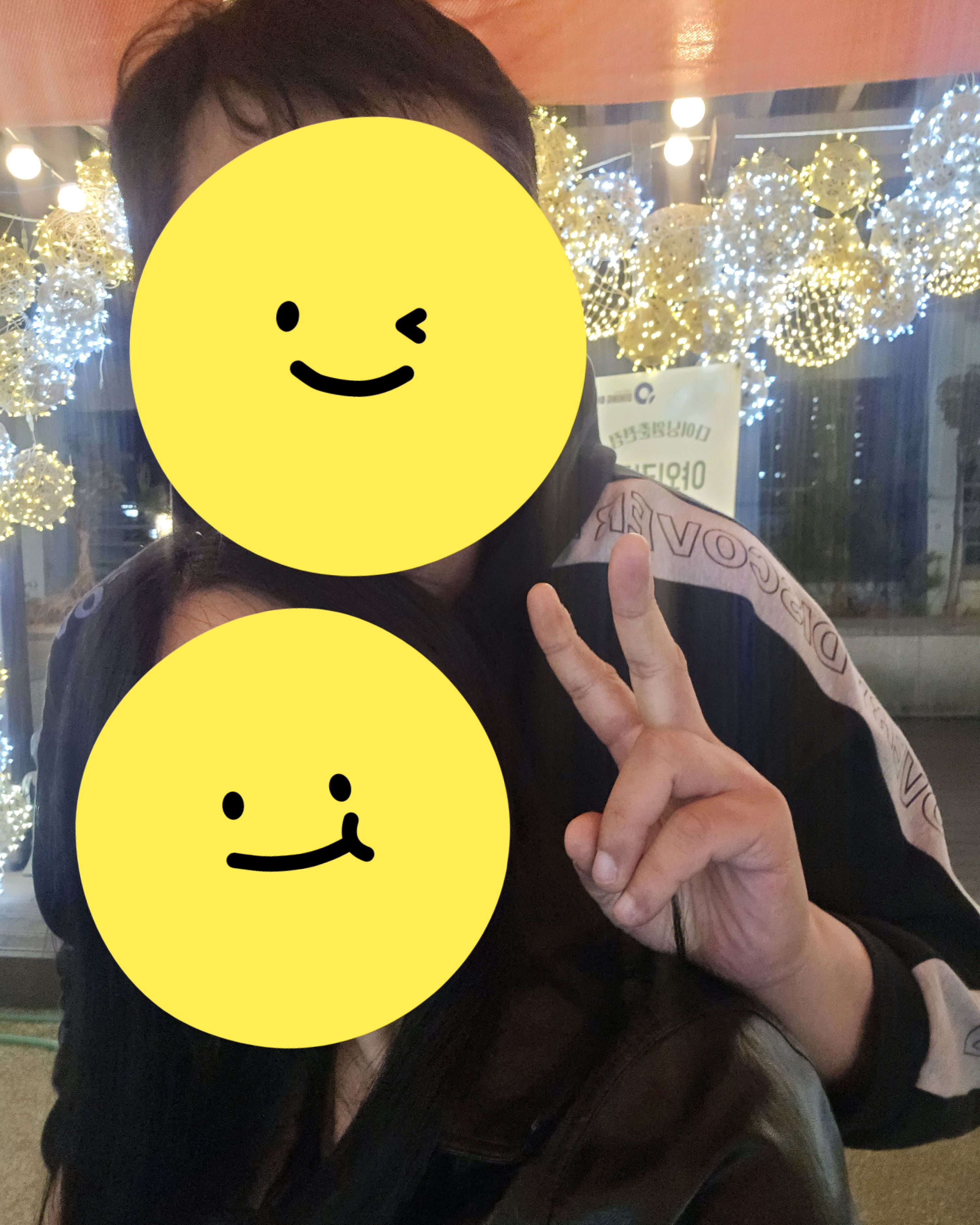 바깥에 다이닝원 이용객을 위한 전구로 꾸며진 공간이 있어요~ - 춘천 맛집 다이닝원 춘천점