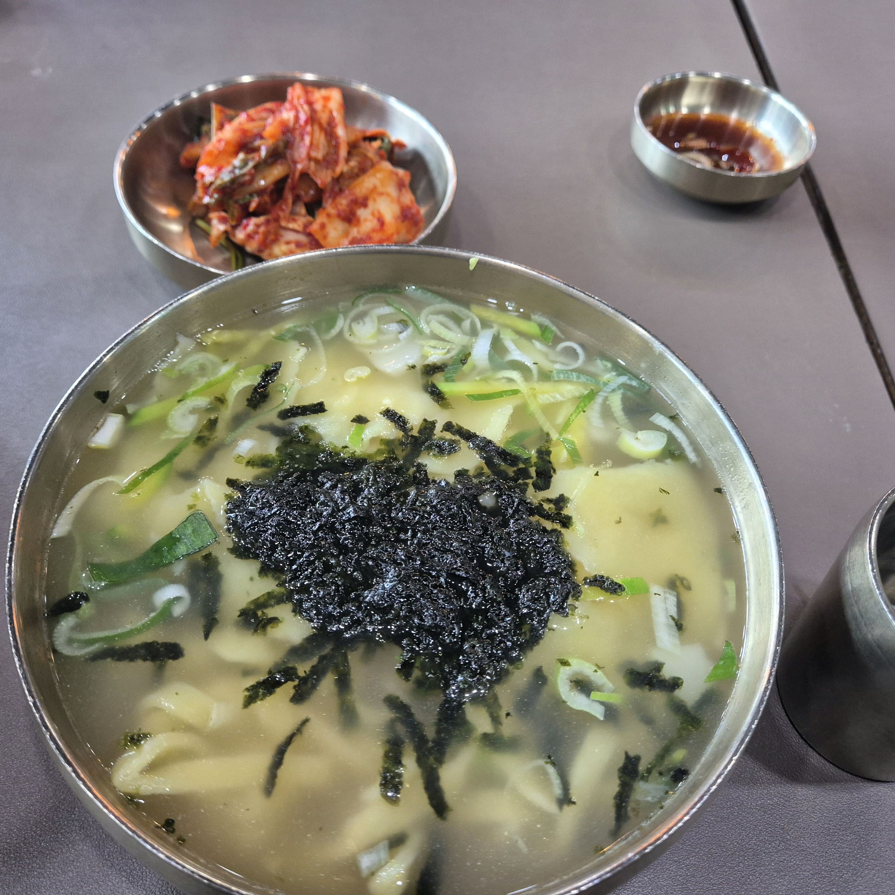 칼제비 주문해서 먹었는데 면이 너무 맛있었습니다~! 수제비가 특히 더 쫄깃하고 좋았고 김치