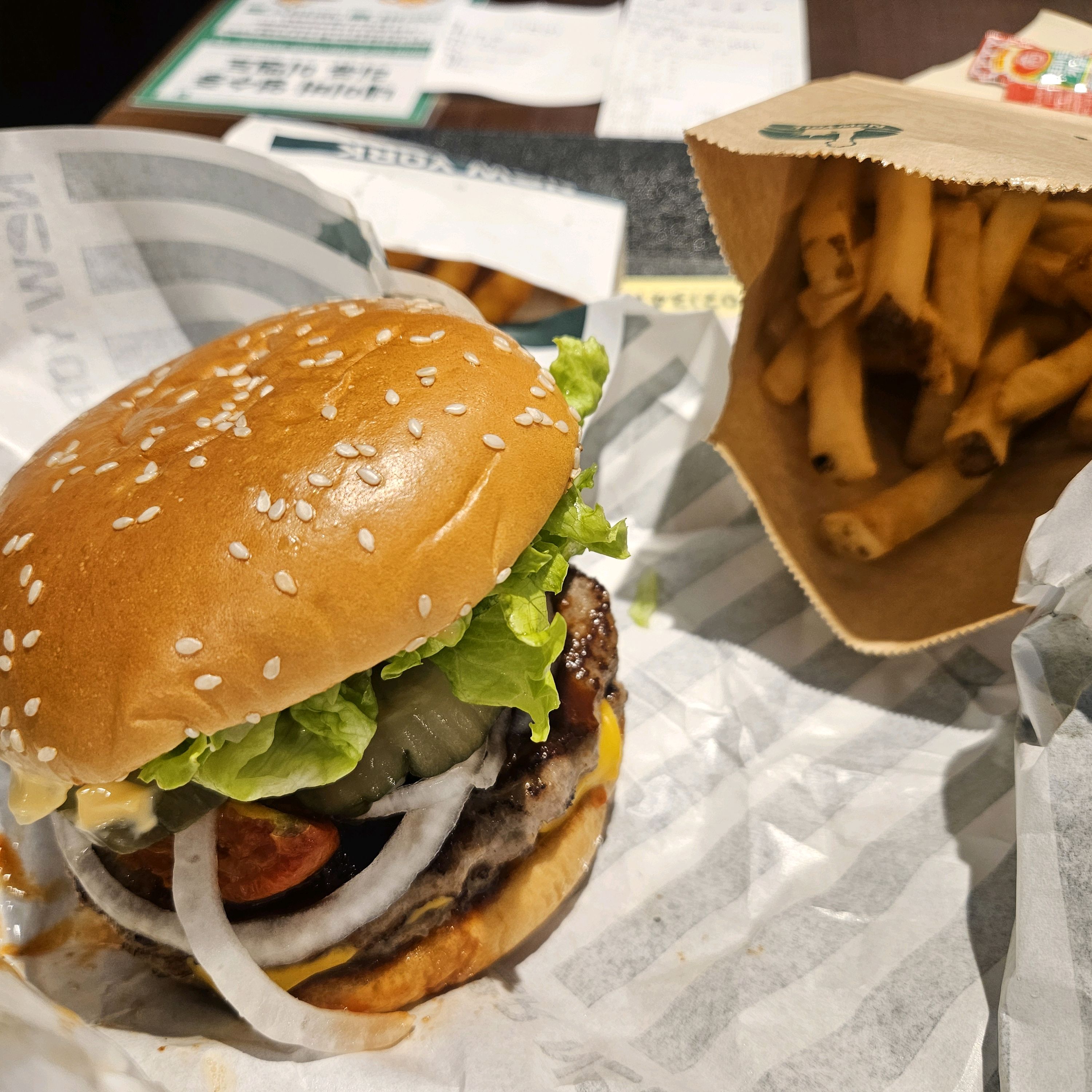 이번이 두번째인데 너무 맛있고 재취양이라서 리뷰 남깁니다 일단 패티 맛이좋고 야채도 싱싱하