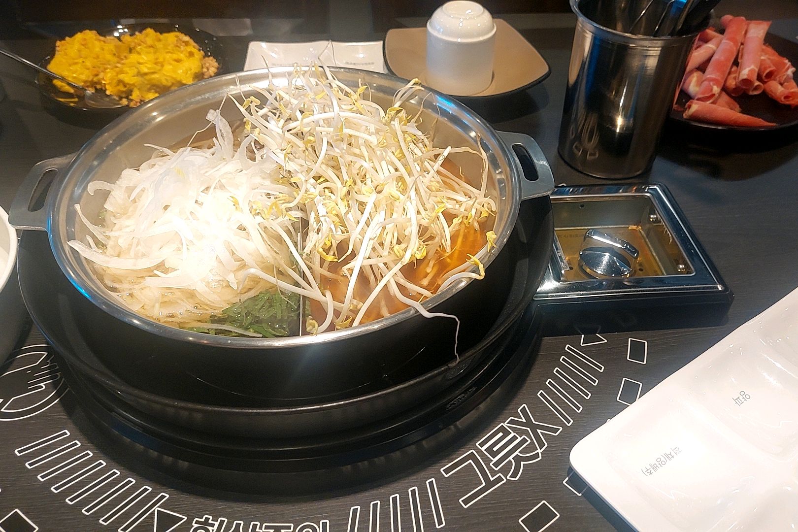 먹고 있는데 너무 맛있어요ㅠㅠ 샐러드가 가장 마음에 듭니다. 칼칼한 맛이 일품입니다! 일하