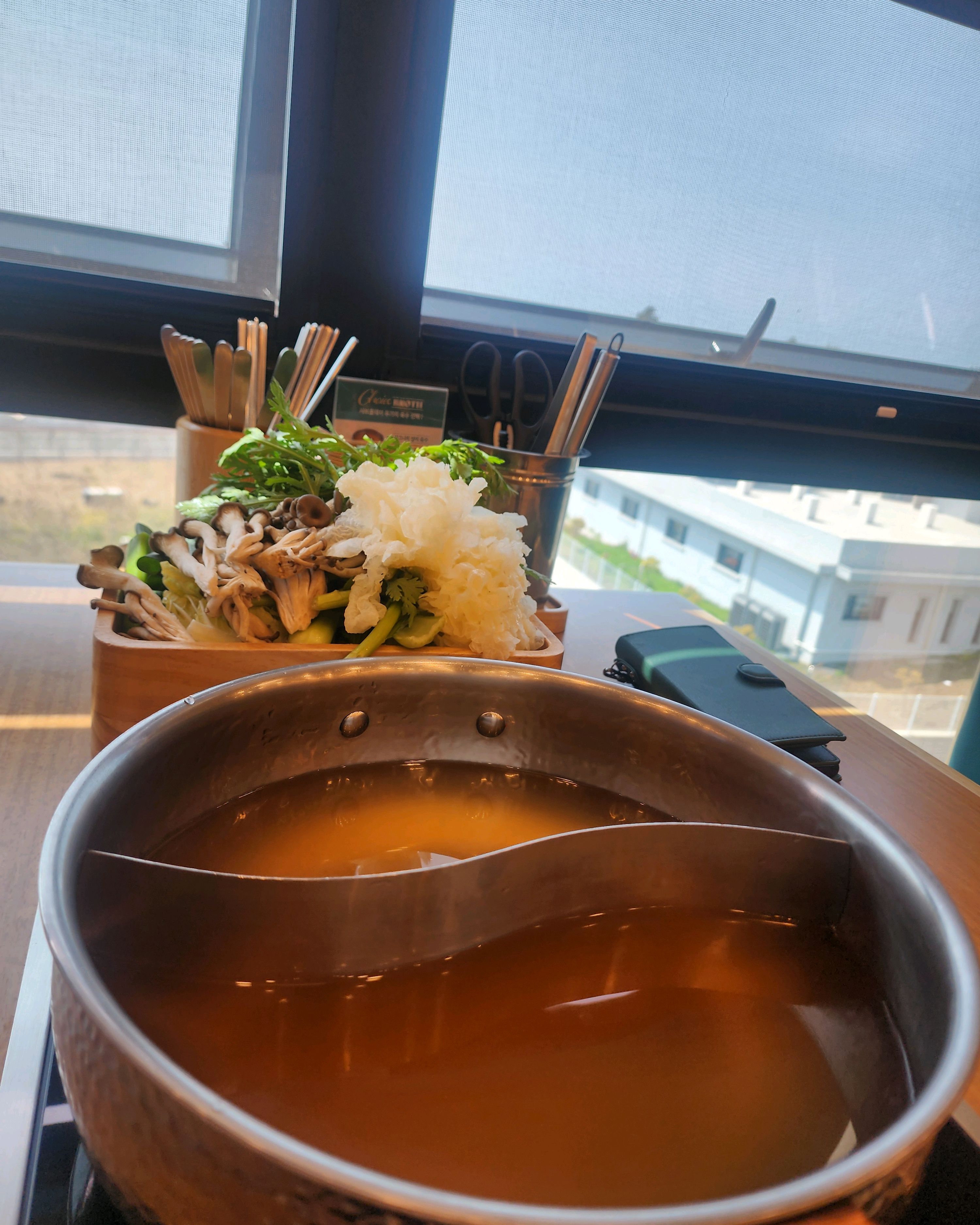 오와.. 저는 같은 맛 골랐지만~ 육수 나눠서 먹을 수 있는거 너무 좋아요!! 고기 안드시