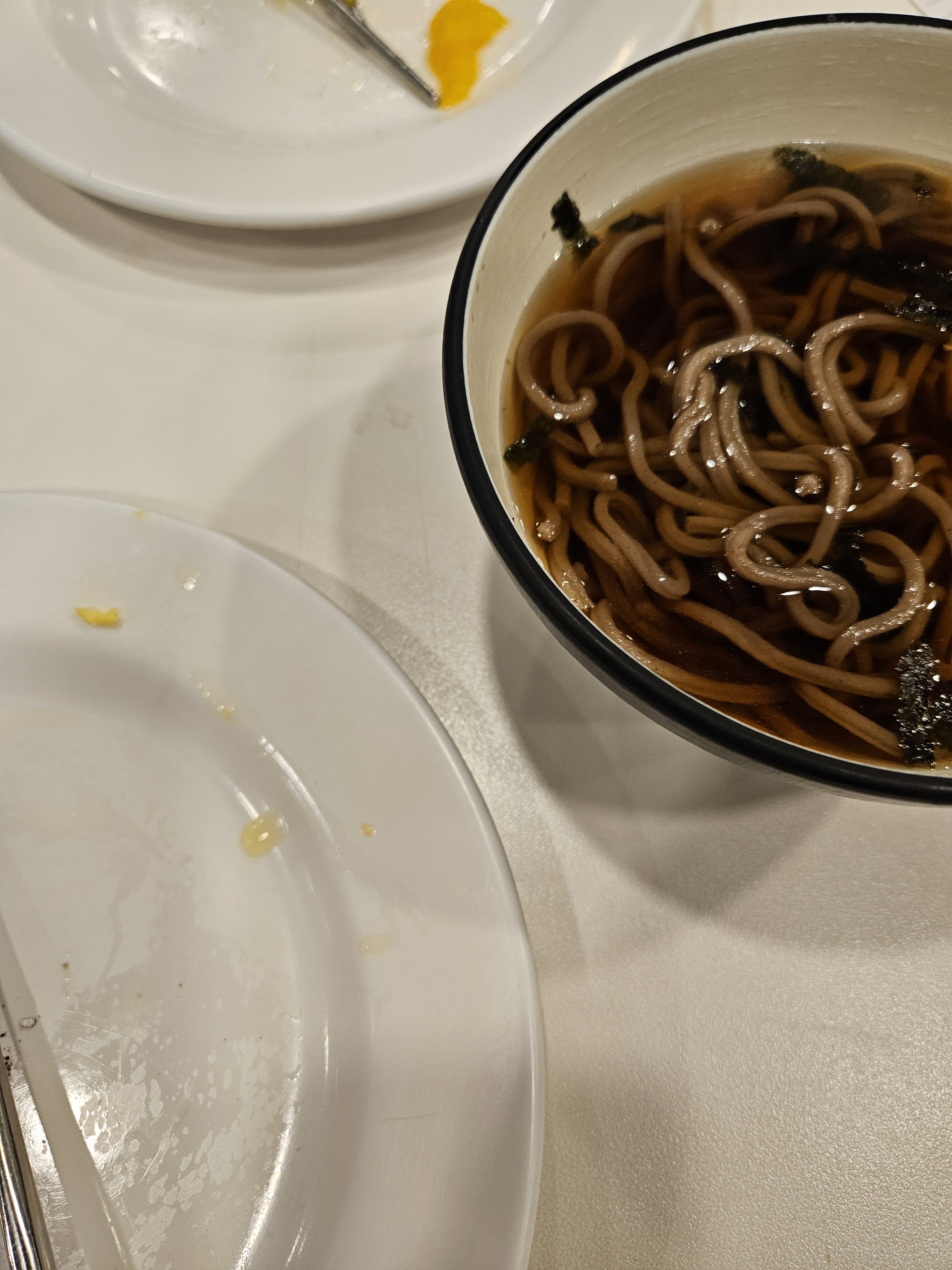 음… 시간이 얼마나 지났는지, 한 입 먹자마자 뱉게 되는 그런 맛이에요. 완전히 눅눅하고,