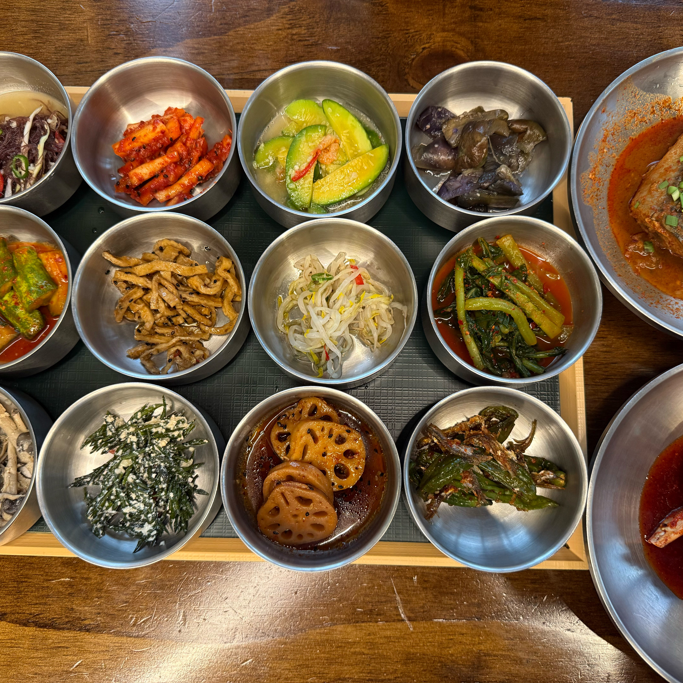 인당 12000원에 이 구성이라니! 주차장도 넓어요. 반찬과 톳밥 리필 가능에 고등어조림도