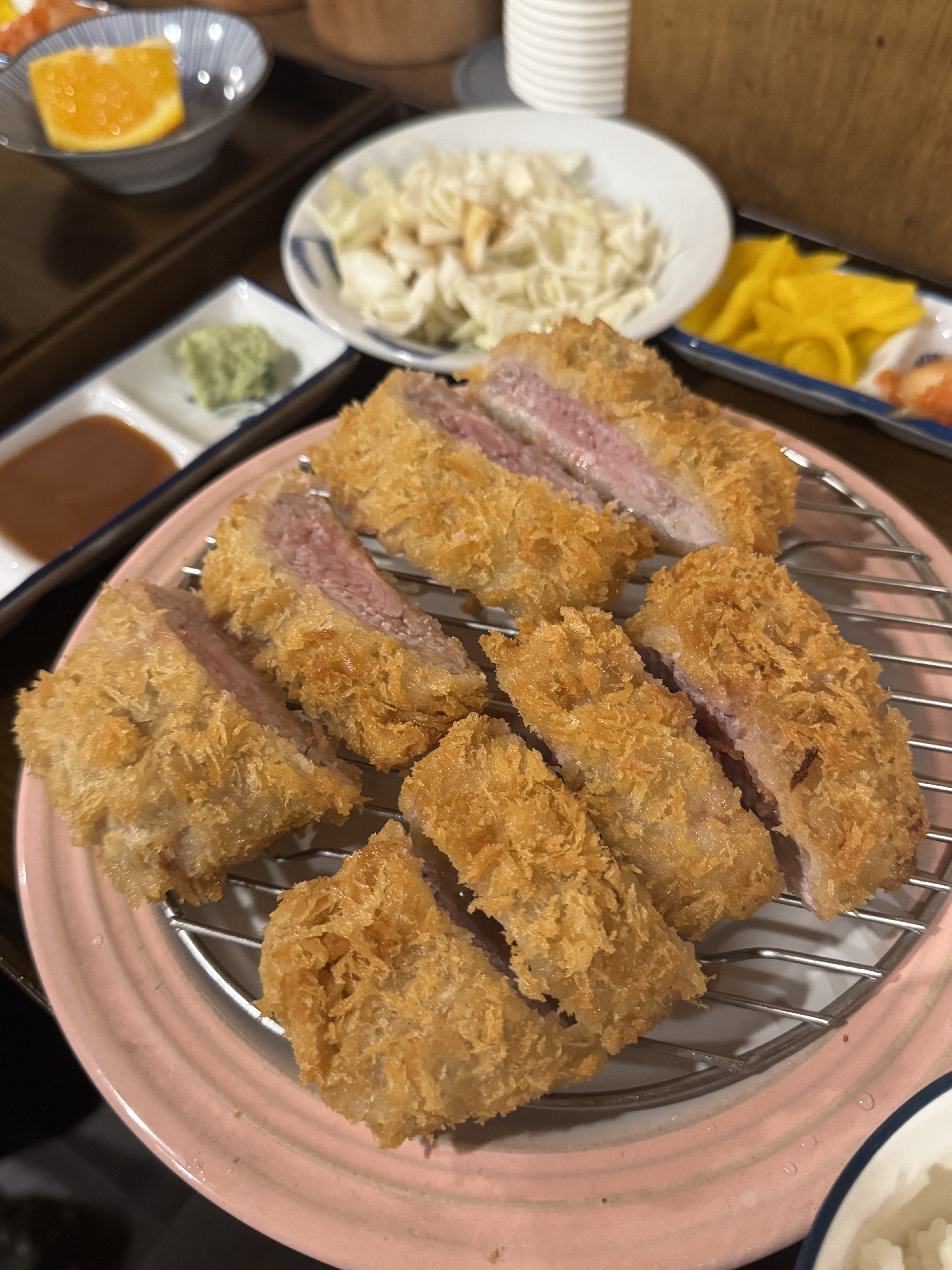카츠가 지인짜 부드럽고 맛있어요! 와사비도 맛있는걸 쓰시는 것 같아서 곁들여먹기 더 좋네요