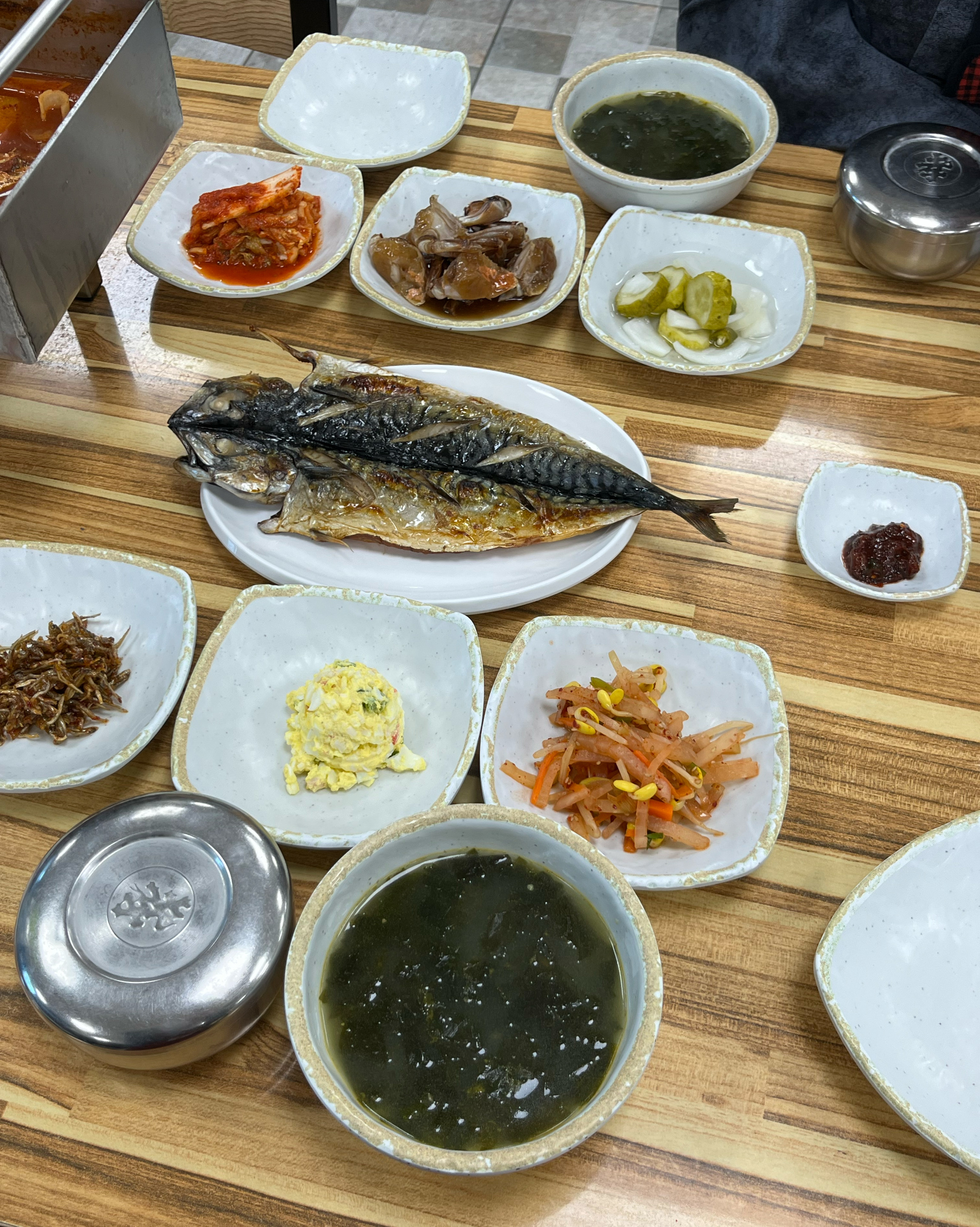 반찬도 엄청 다양하고 직원 모두가 친절하셔요! 친구랑 둘이 왔는데 제주에 또 온다면 방문고
