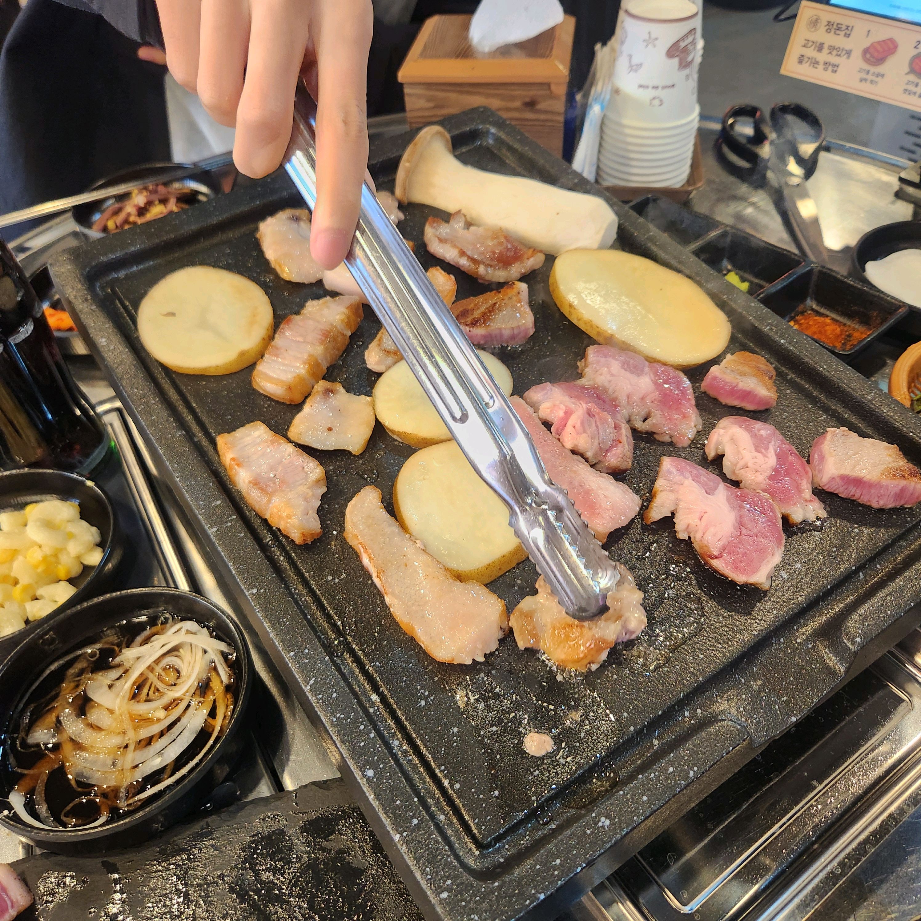 사장님 엄청 친절하시고 고기가 진짜 엄청나게 맛있습니다.. 불닭볶음면도 진짜 부드럽고 맛있