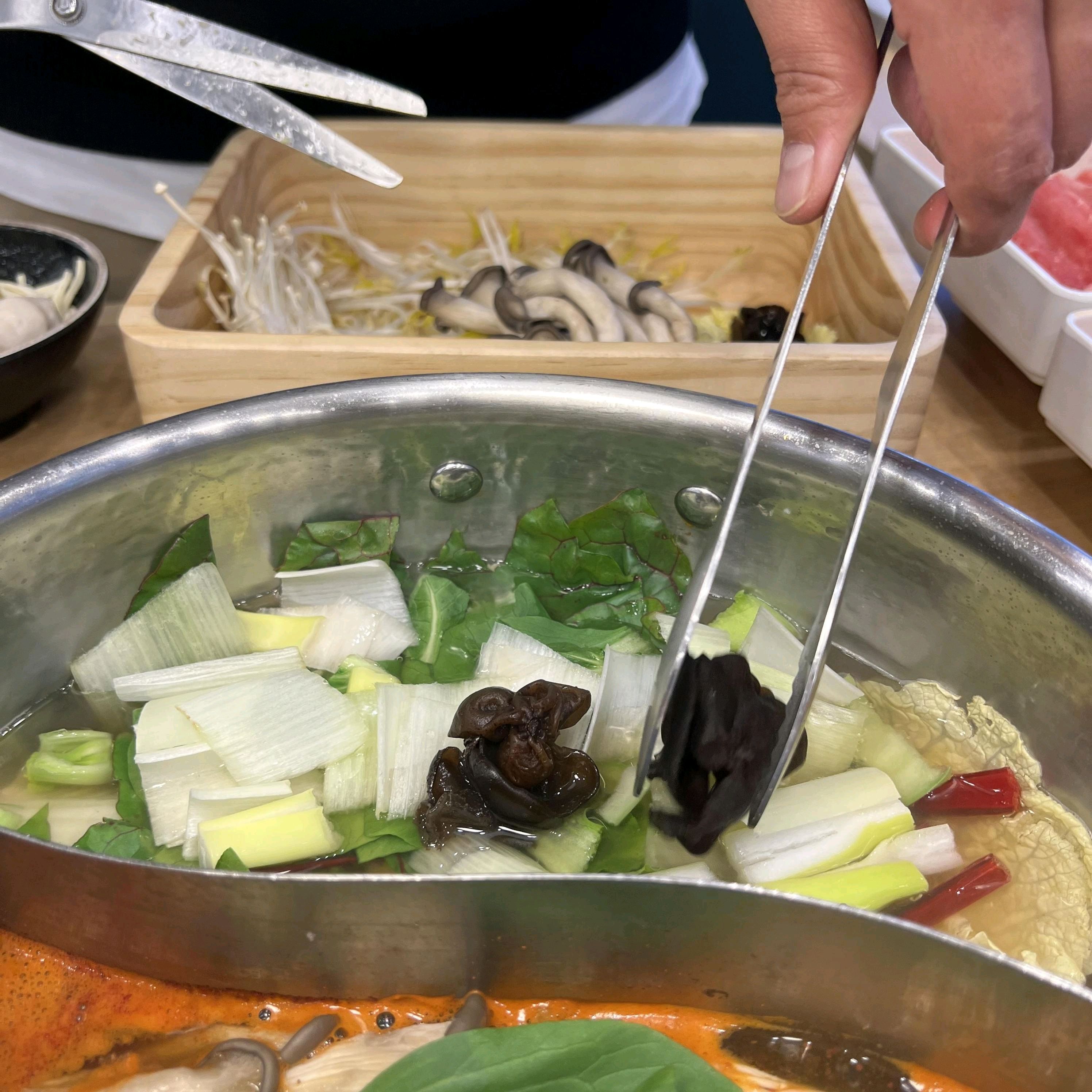 여자친구가 샤브샤브 좋아해서 데이트로 왔는데 소고기 육질이 정말 좋네요 무제한으로 먹을 수