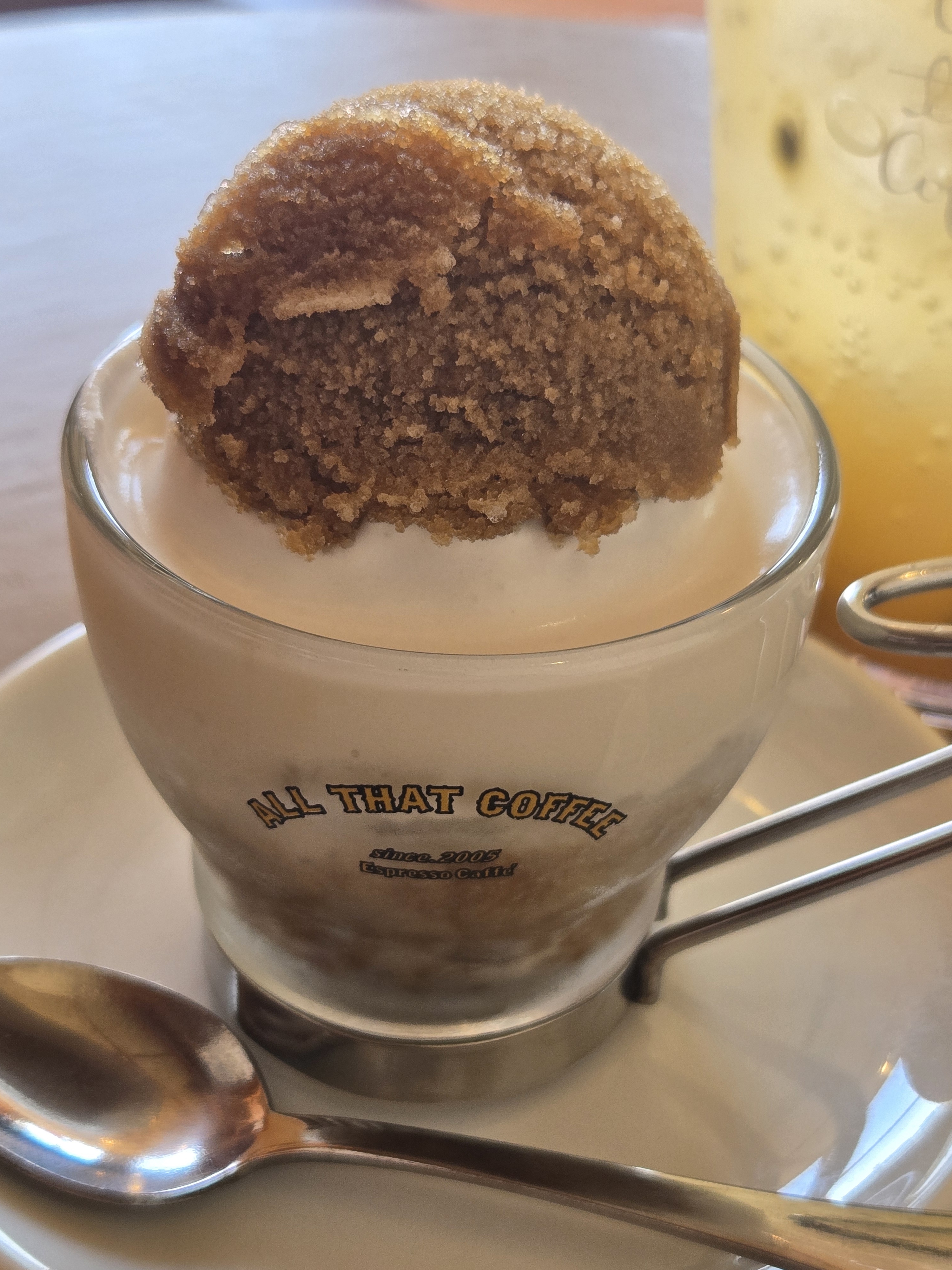 망고백향과 에이드는 새콤달콤! 카페 그라니따 정말 맛있어요. 커피슬러쉬가 너무 달까봐 걱정