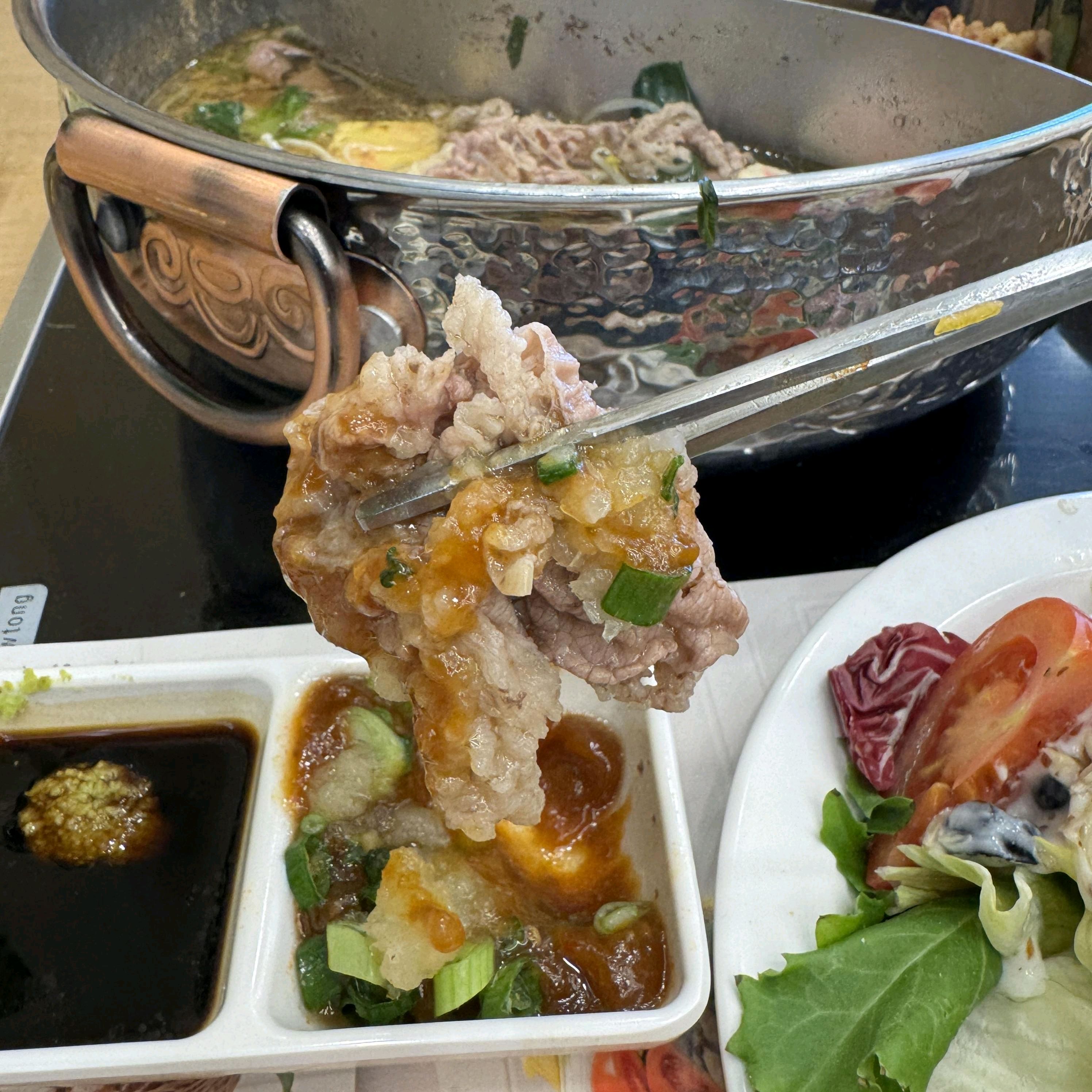 굉장히 맛있게 먹었네요 샐러드바도 괜찮았고 다양한 야채와 라이스페이퍼를 이용해 여러 방법으