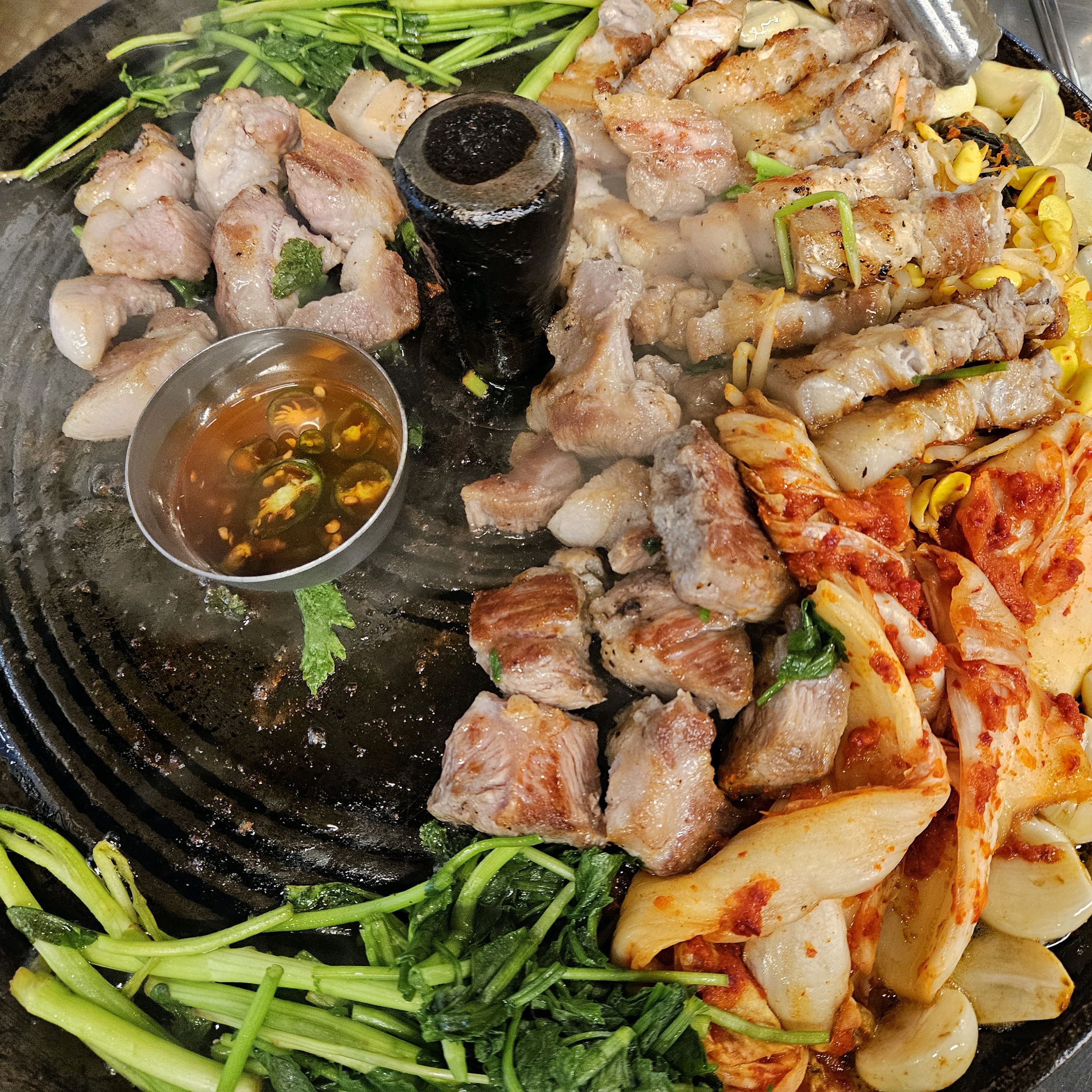 너무 맛있어요!!! 목구멍 자주 오는데 미나리랑 같이 먹으면 고기 맛이 두배 맛있어지는거