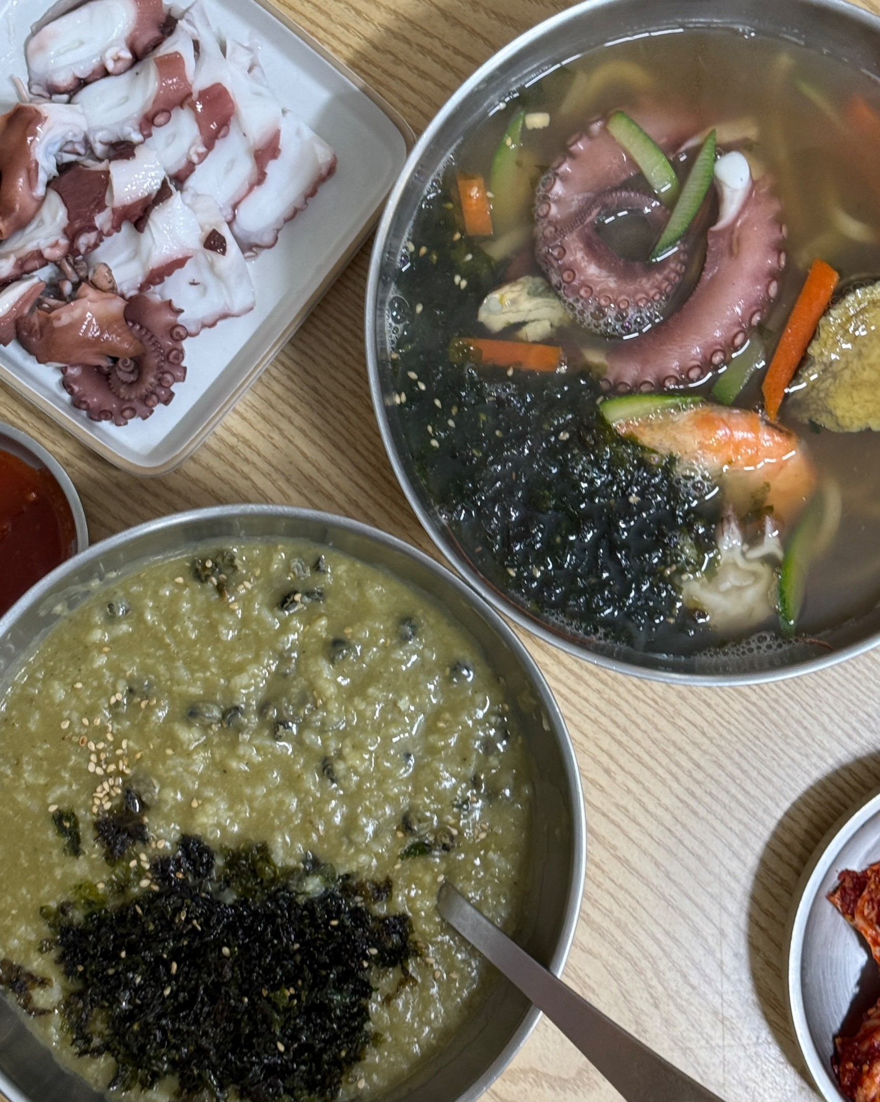 제주도에서 죽이랑 칼국수는 필수인거 아시죠? - 제주 맛집 협재칼국수
