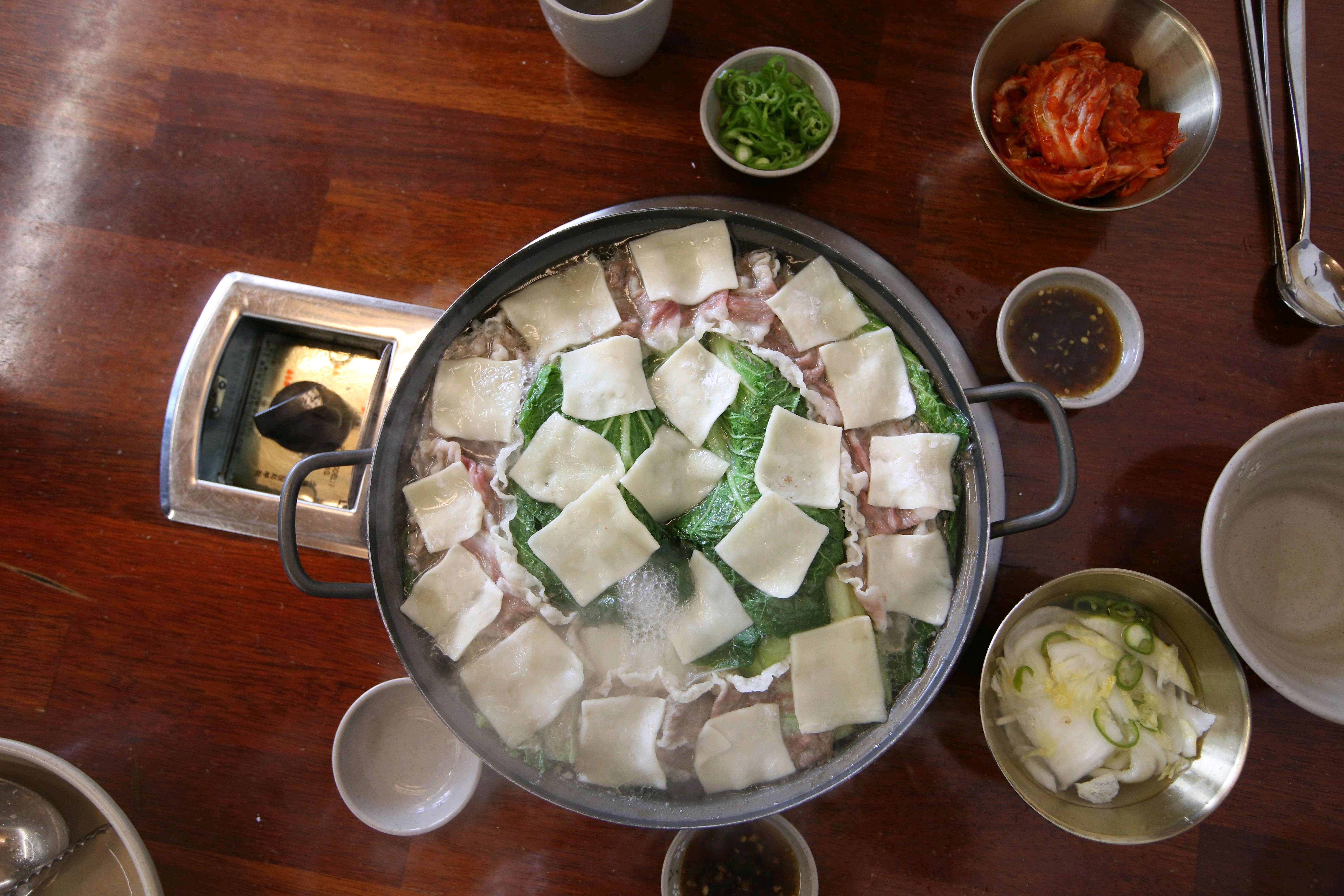 음식이 깔끔하고 완전 맛있어요. 칼국수 면발이 쫄깃해서 식감이 좋더라고요. 한우 고기도 양