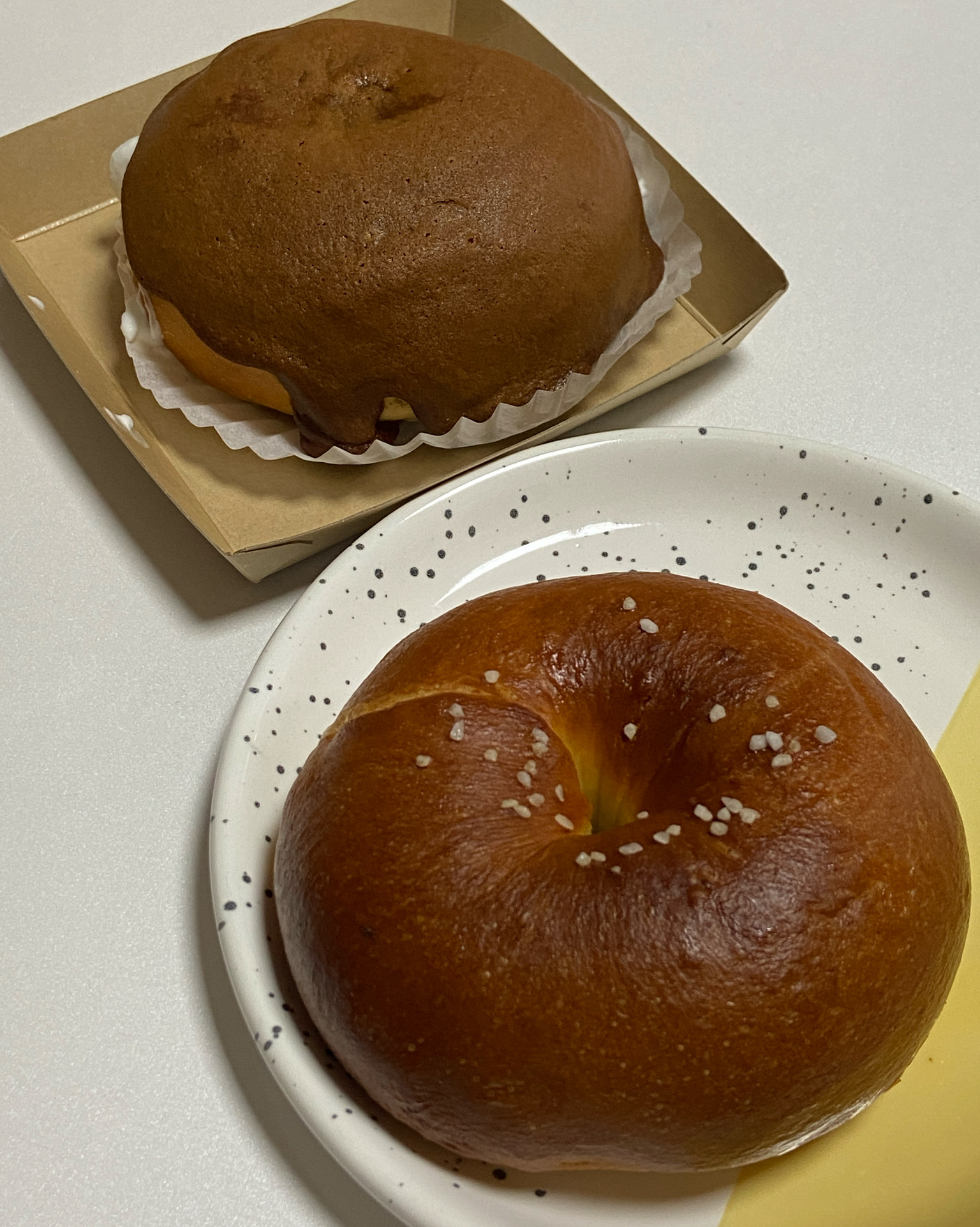 한번씩 생각나는 맛...! 소금베이글은 아침으로 먹기 넘 좋아욥!! 이번애 모카번크림은 처