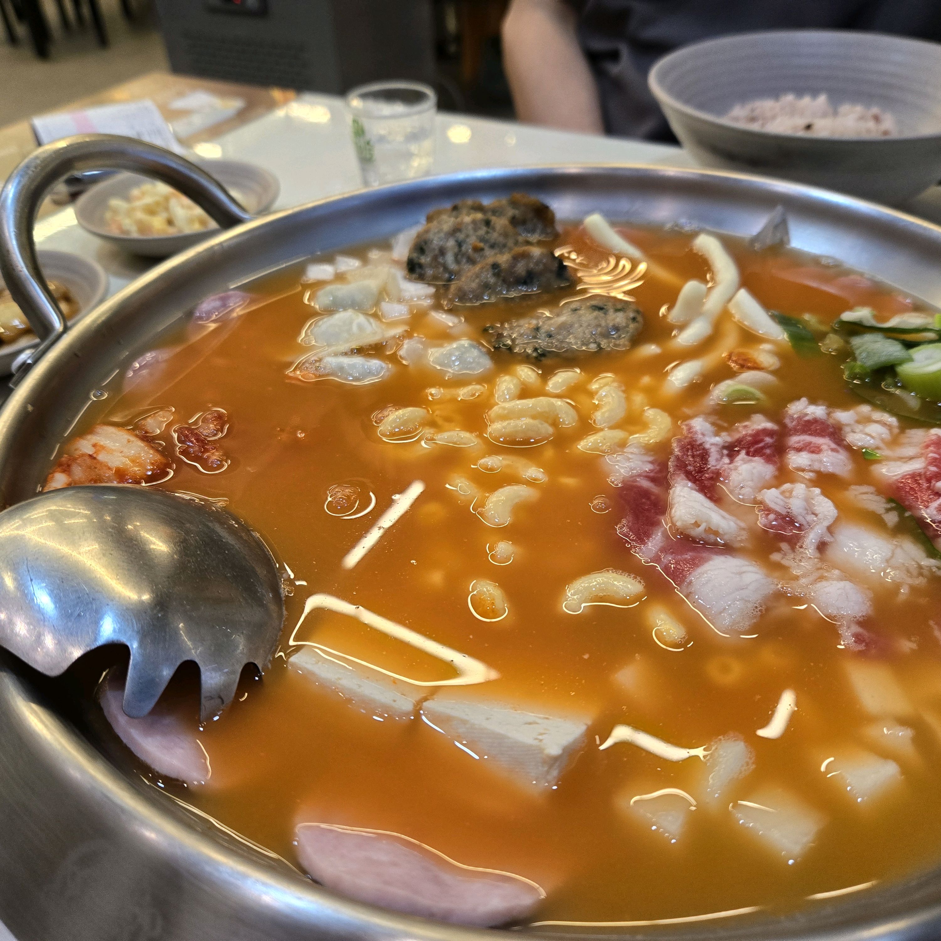 저희 집 옆에 있는 부대찌개집 이런 맛집이 저희 집 옆에 있다니 너무 좋아요 라면사리도 무
