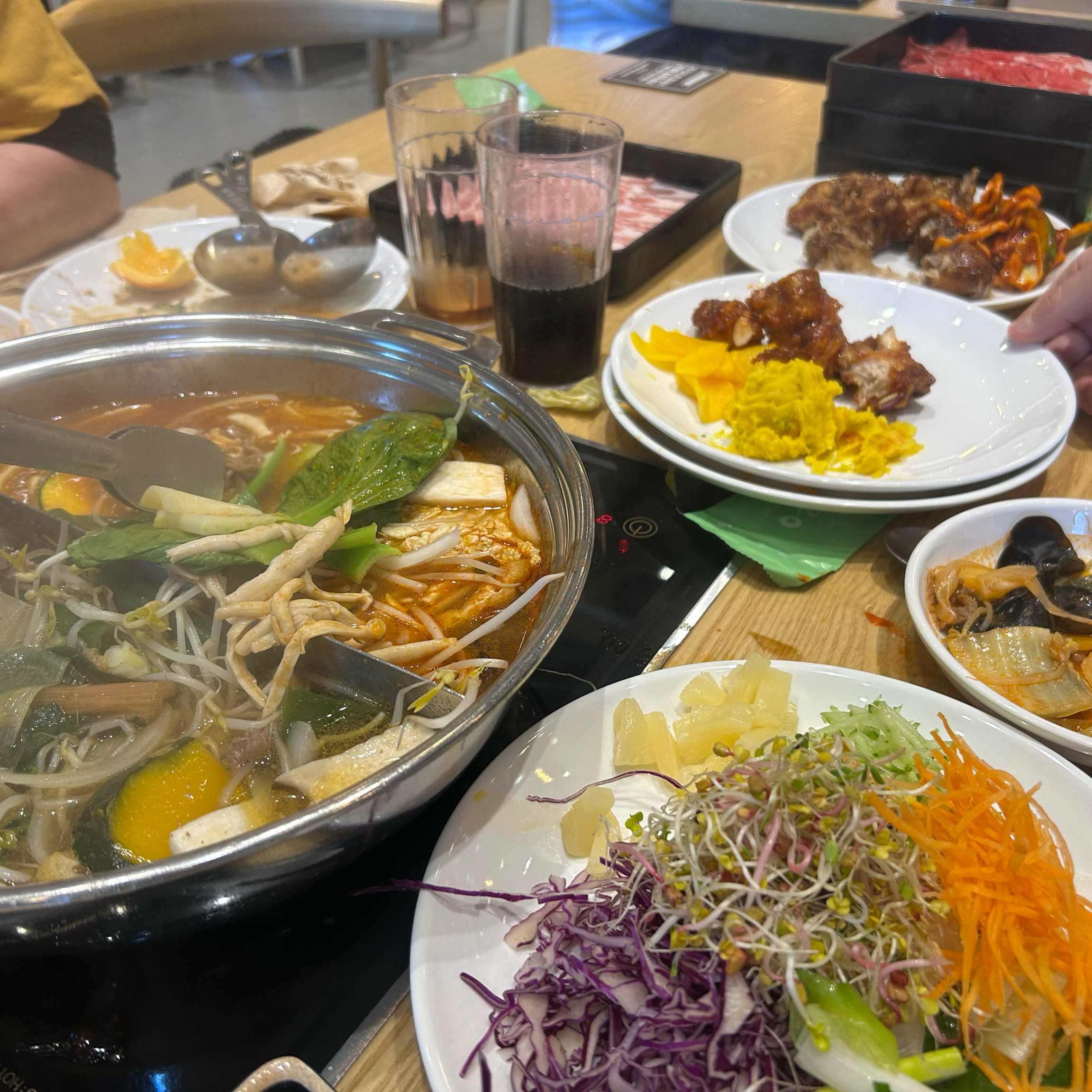 좌석 많고 공간 깨끗해요 육수 두가지 골라 채소와 고기 무한리필로 먹을 수 있어요 닭강정