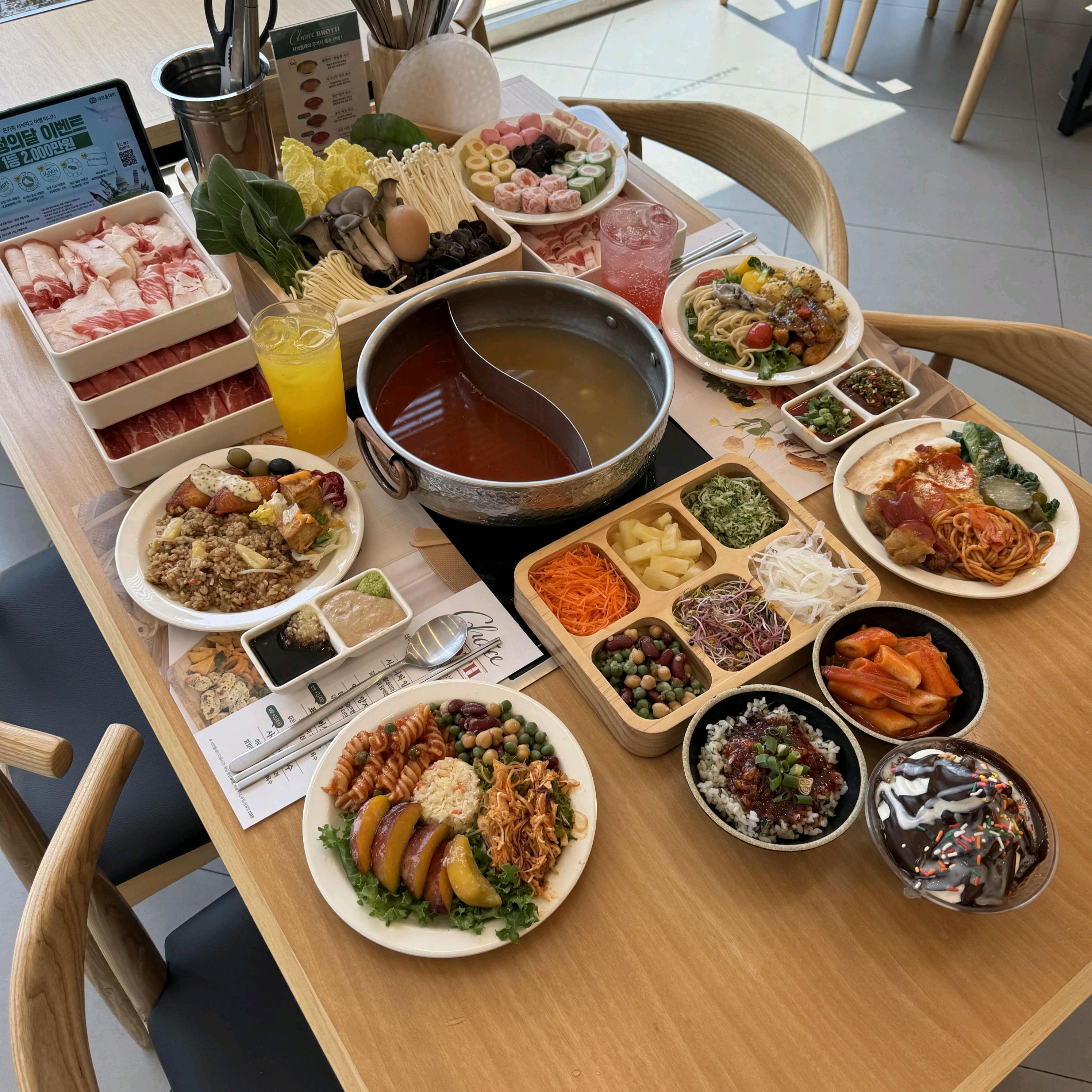 샤브샤브 특선세트 메뉴 먹고 왔는데 소고기 완전 신선하고 육수도 진해서 좋았어요 친구랑 왔