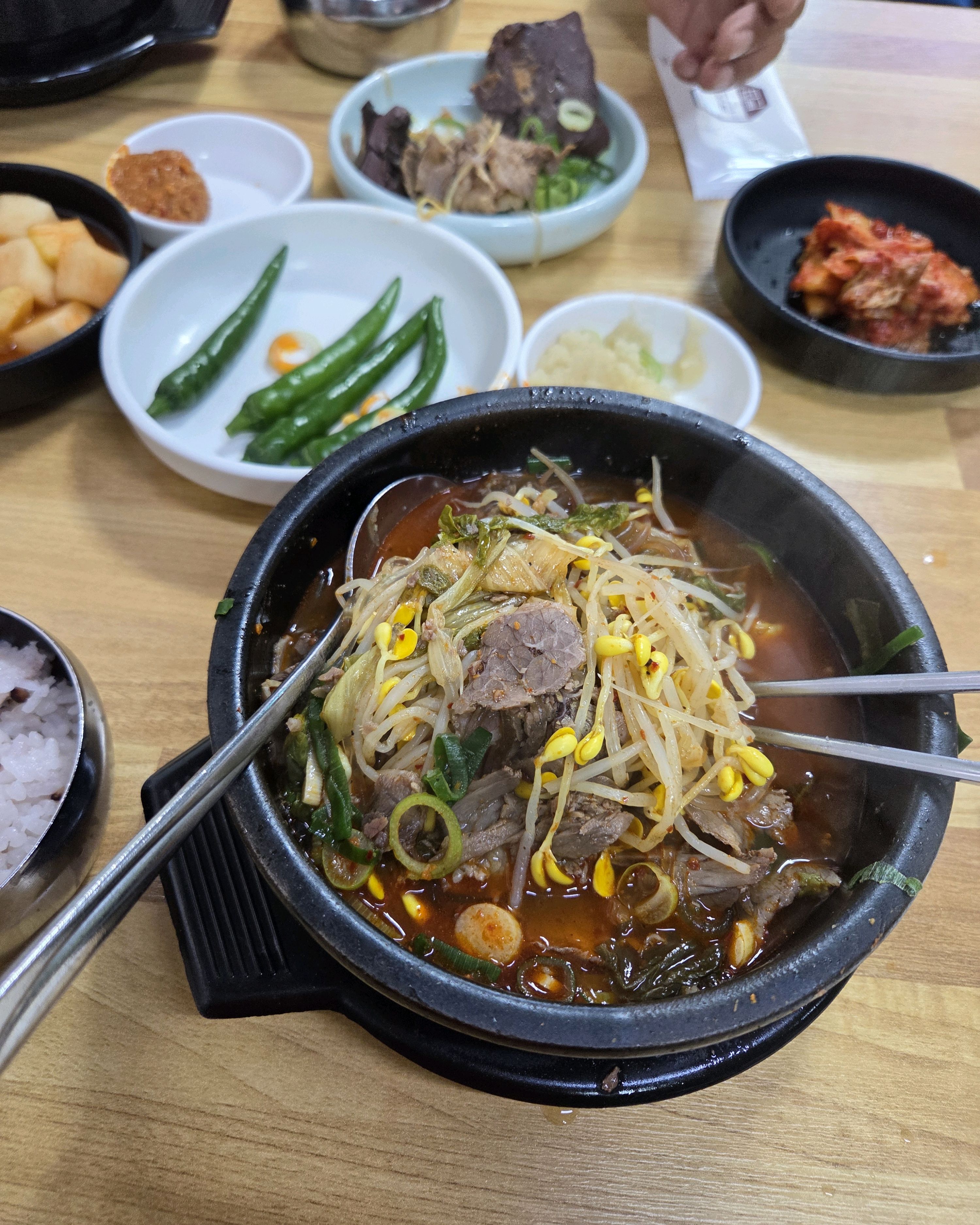 점심때엄청분주하네요주변에주차도참어려워요~가면그냥주시네요관광객들이랑섞여서엄청복잡해요오늘은서비