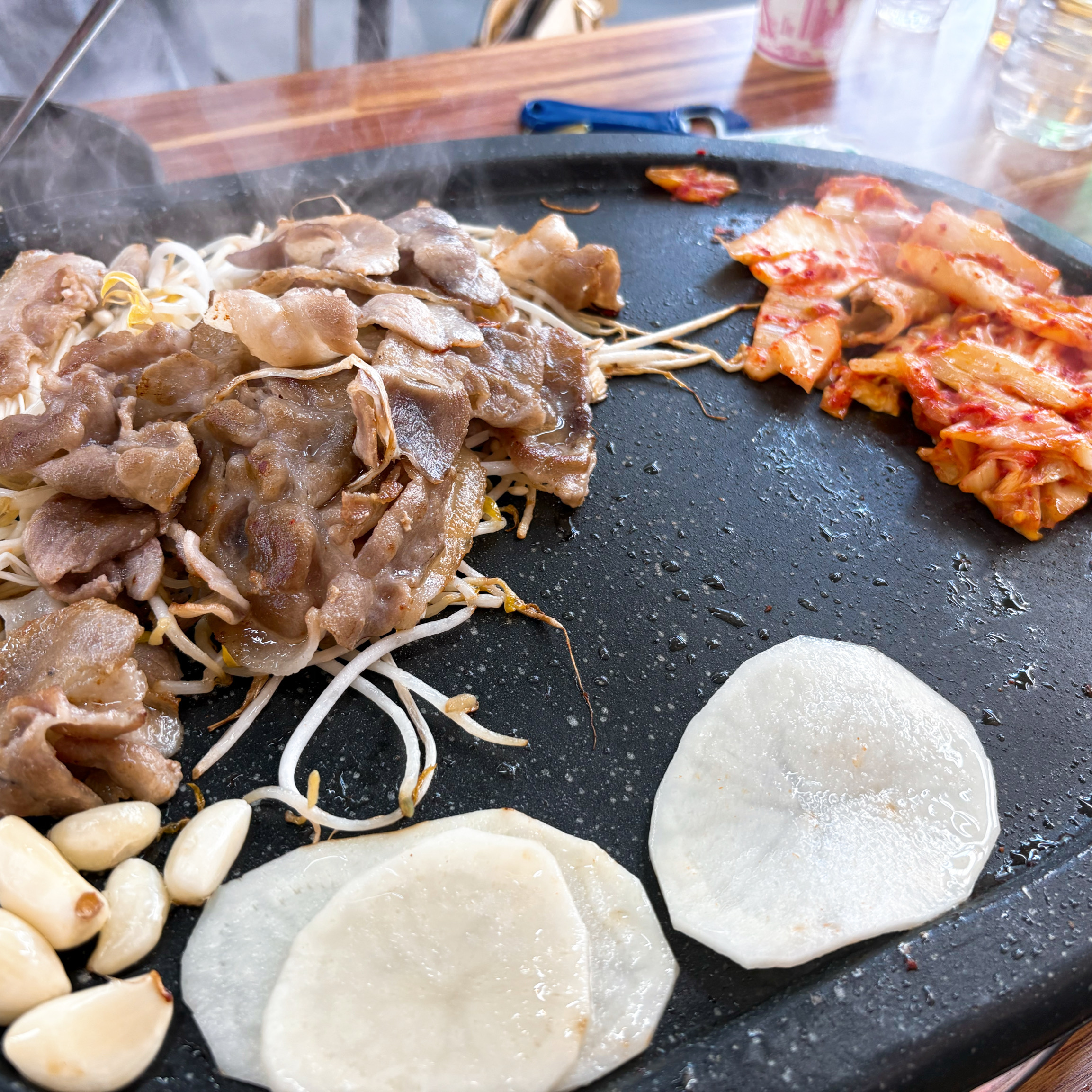 일산에서 친구 만나러 와서 방문했어요 가성비 대박 맛집이네요 고기 질도 좋고 야채 샐러드바