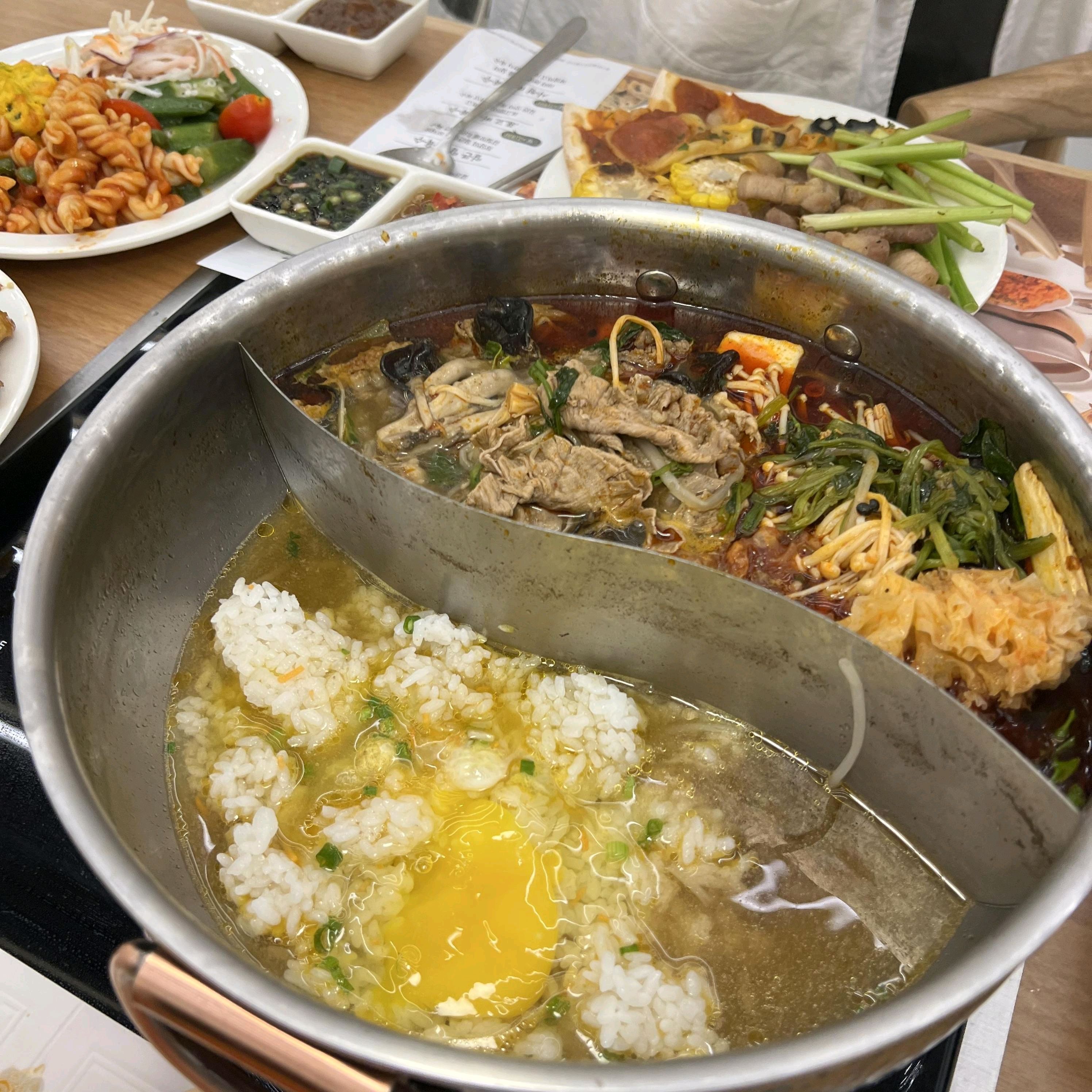 샐러드 종류 엄청 다양하고 프리미엄 소고기가 정말 신선해서 맛있었어요 무제한으로 먹을 수
