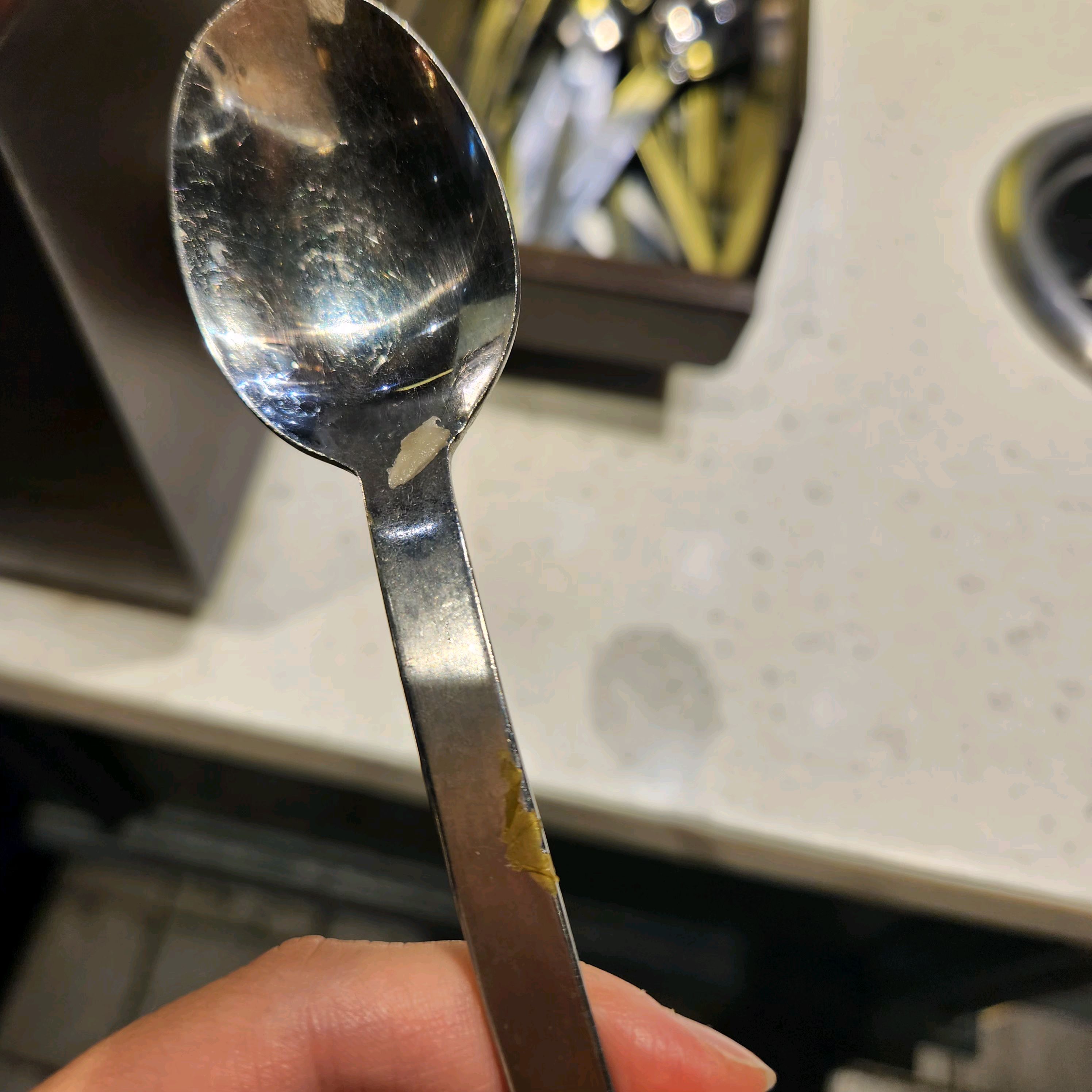 더러워요. 설거지 똑바로 안하시는지 수저랑 그릇에 이물질이 대놓고 붙어있네요. 금요일 저녁