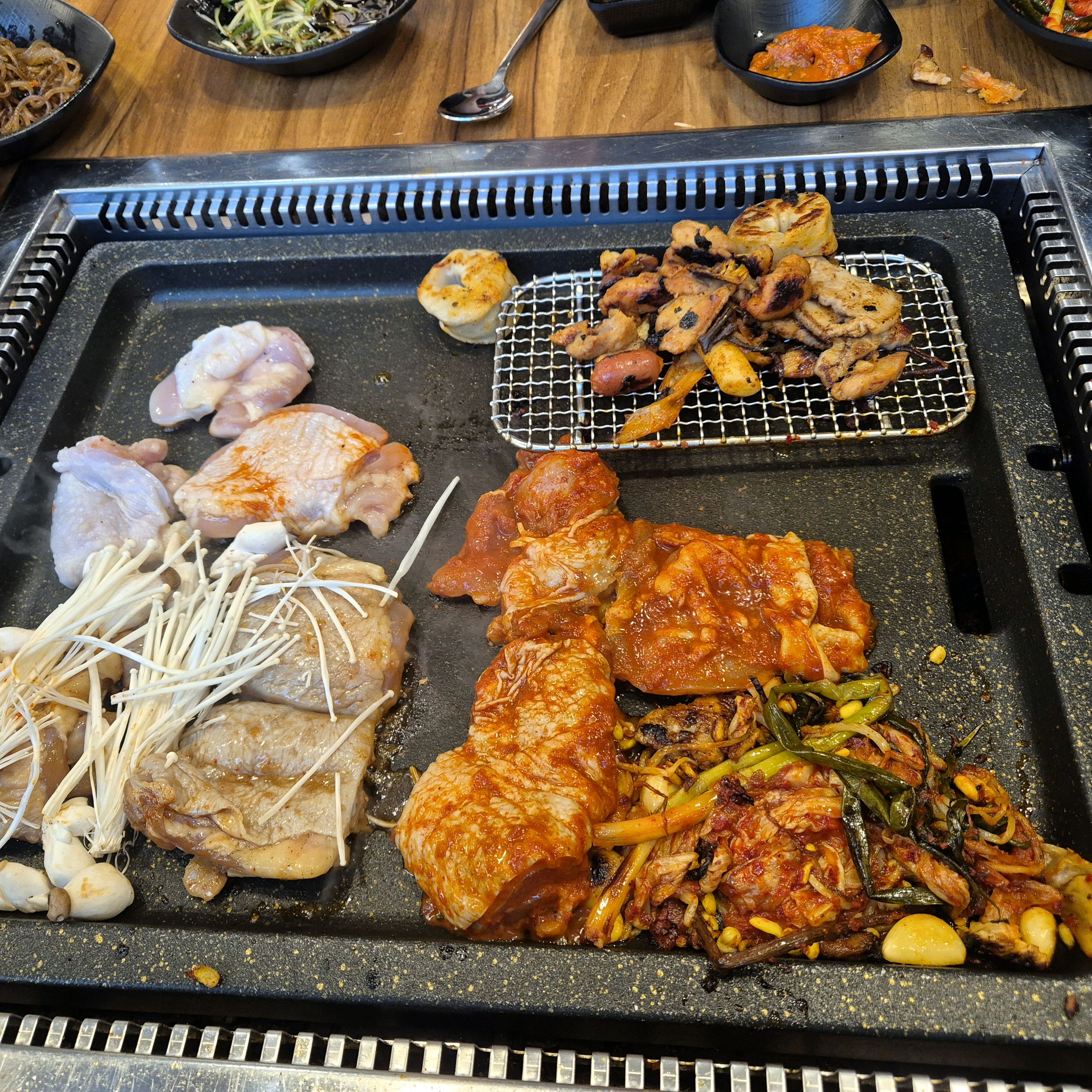 다양한 고기종류랑 엄청 넓은매장^^ - 대전 맛집 춘천집무한닭갈비 대전둔산점