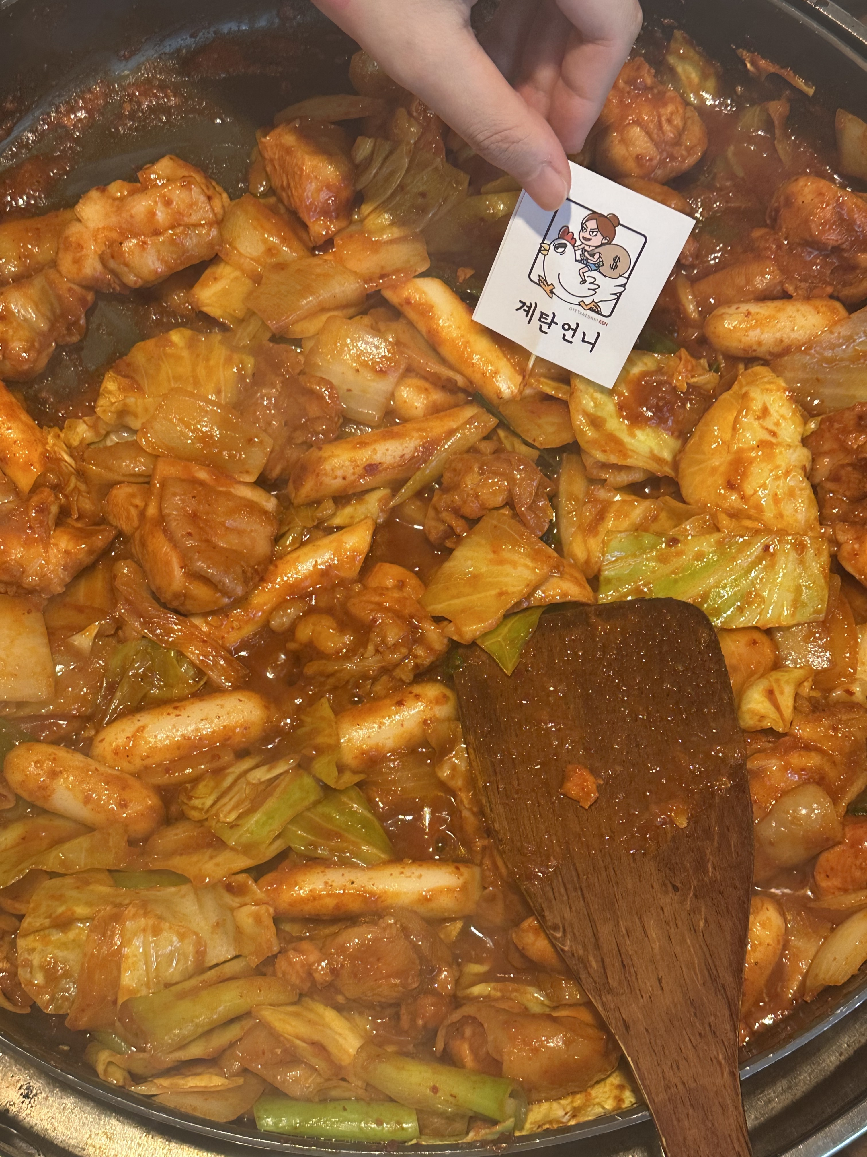 매장도 깔끔하고, 넓어서 먹기에 불편함이 없어요~~닭갈비 양도 생각보다 많고, 맛있어서 너