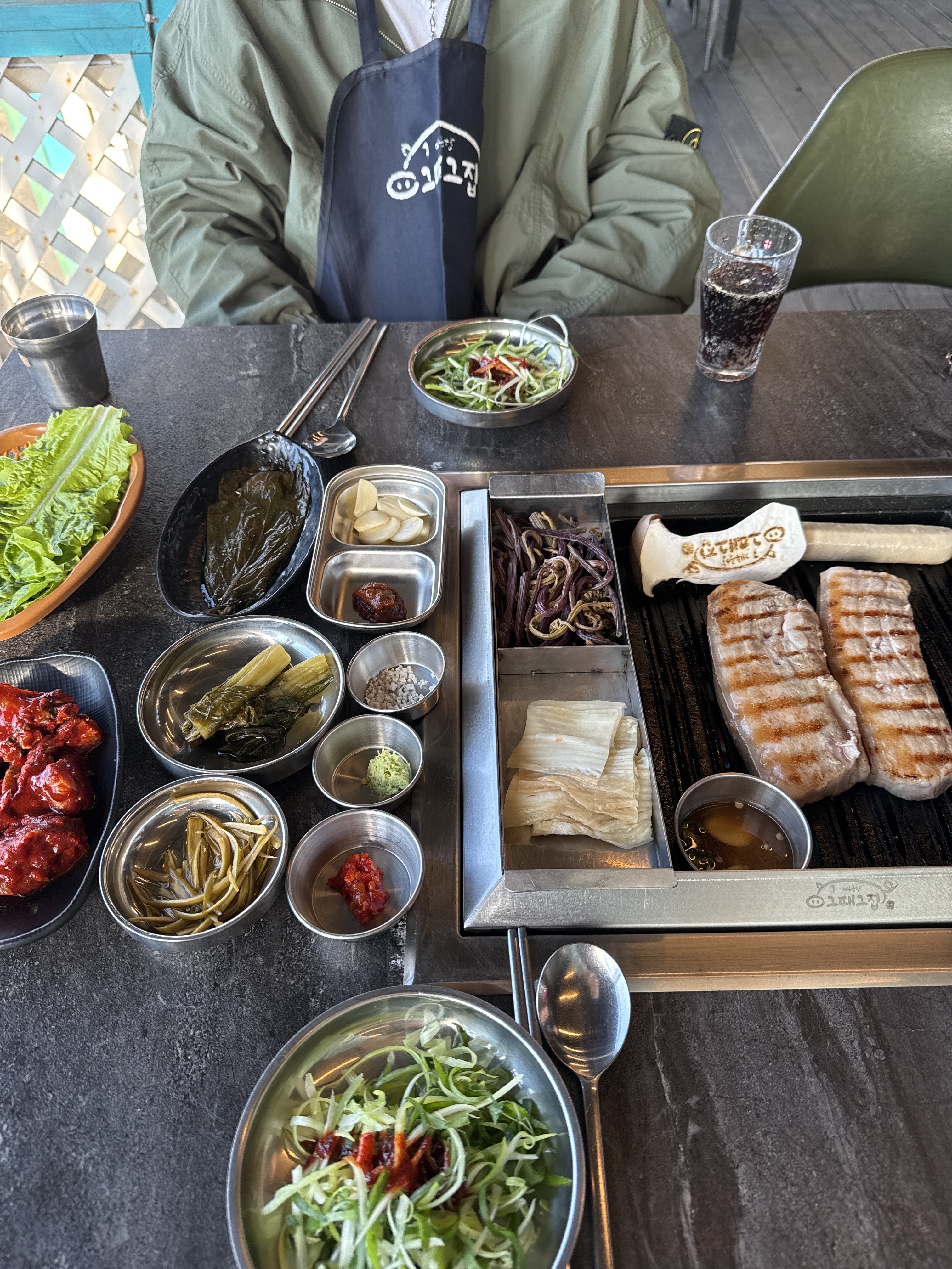고기도 맛있고 김치찌개맛집이에요 무엇보다 뷰가 넘 좋네요 - 제주 맛집 제주공항그때그집