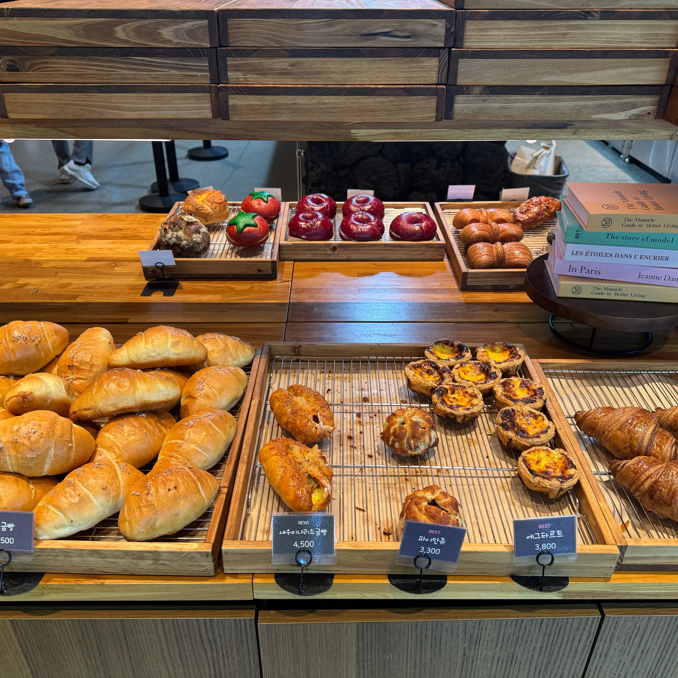 저녁에 가니 빵 30% 할인되서 좋았고 아이들이랑 가기에도 괜찮네요. 음료는 다소 아쉬웠어