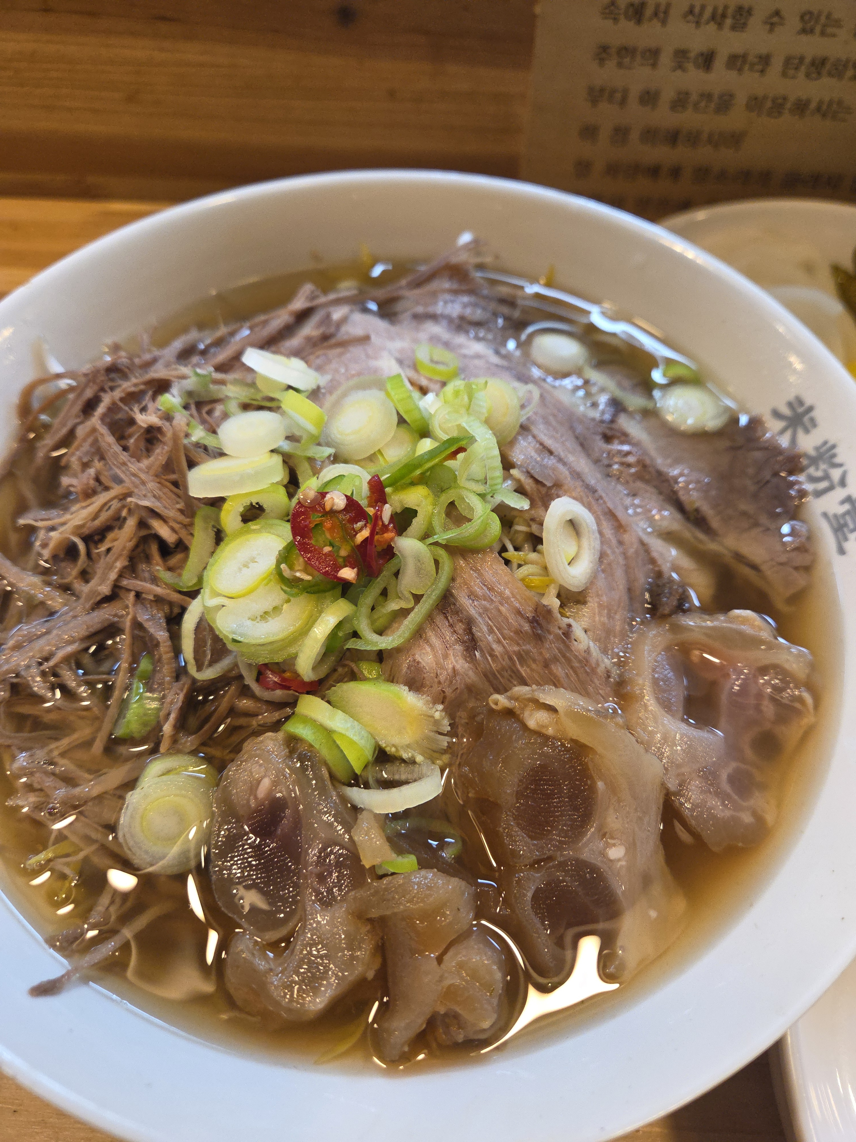 오우 국물 한 번 맛 봣는데 진국이에요... 동네 갬성 나는 쌀국수 맛집이에요!! - 약수역 맛집 미분당 약수점