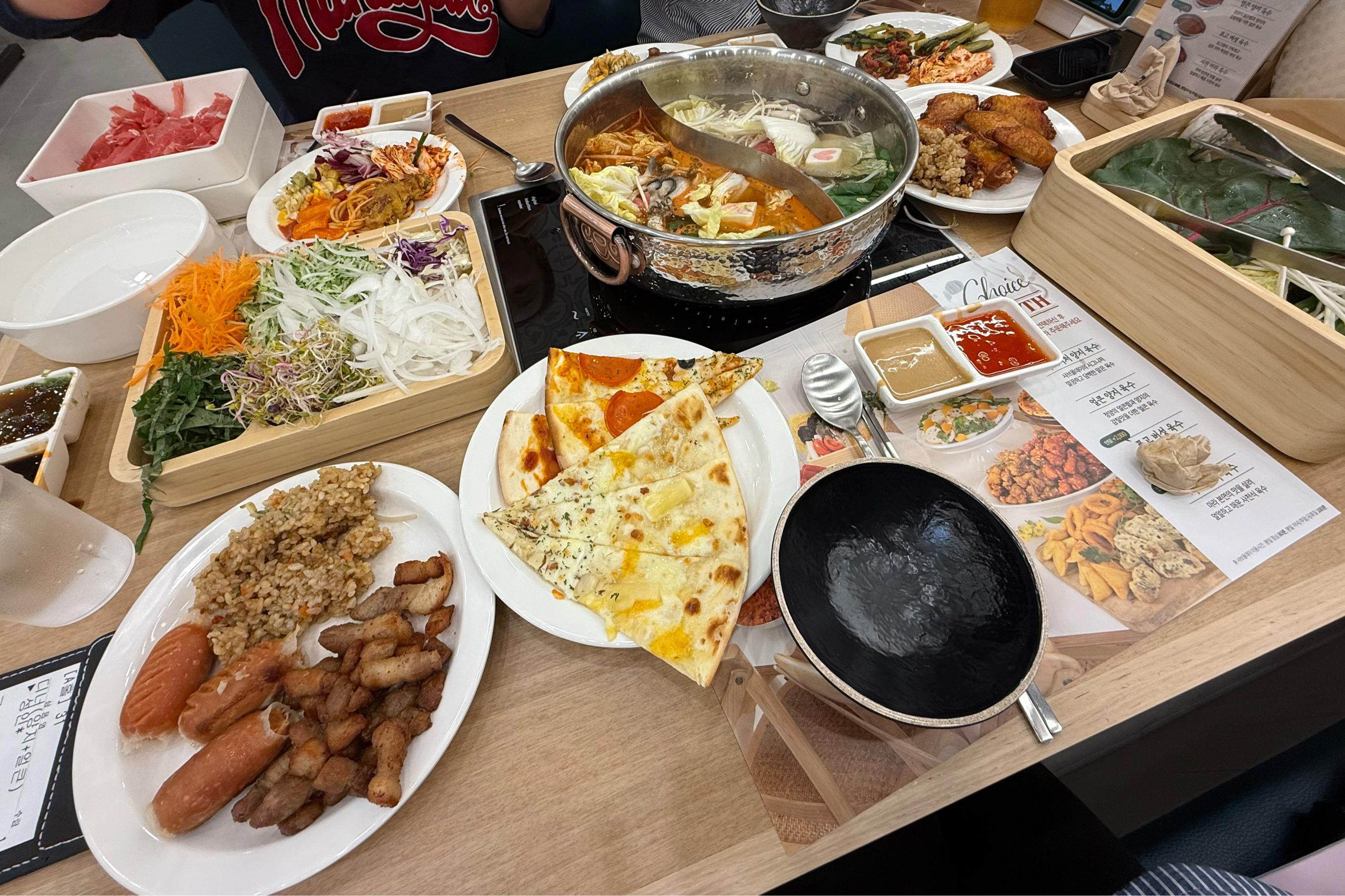 주차가 힘들고 대기가 길어서 그 부분이 조금 힘들었지만 직원분들 친절하시고 음식이 맛있어서