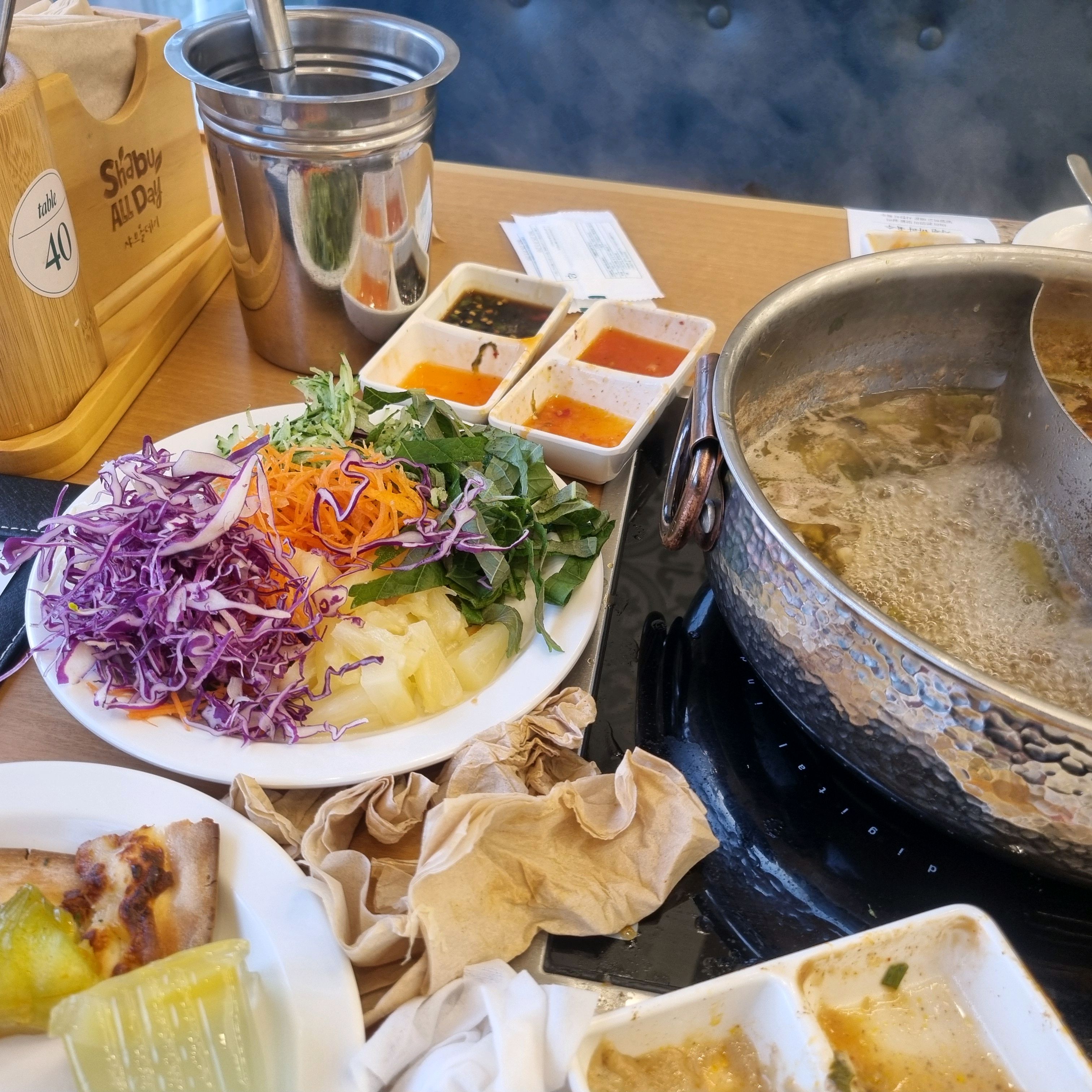 신선한 채소와 고기도 냄새안나고맛잇어요 직원들도친절하구요 - 향남 맛집 샤브올데이 화성향남점