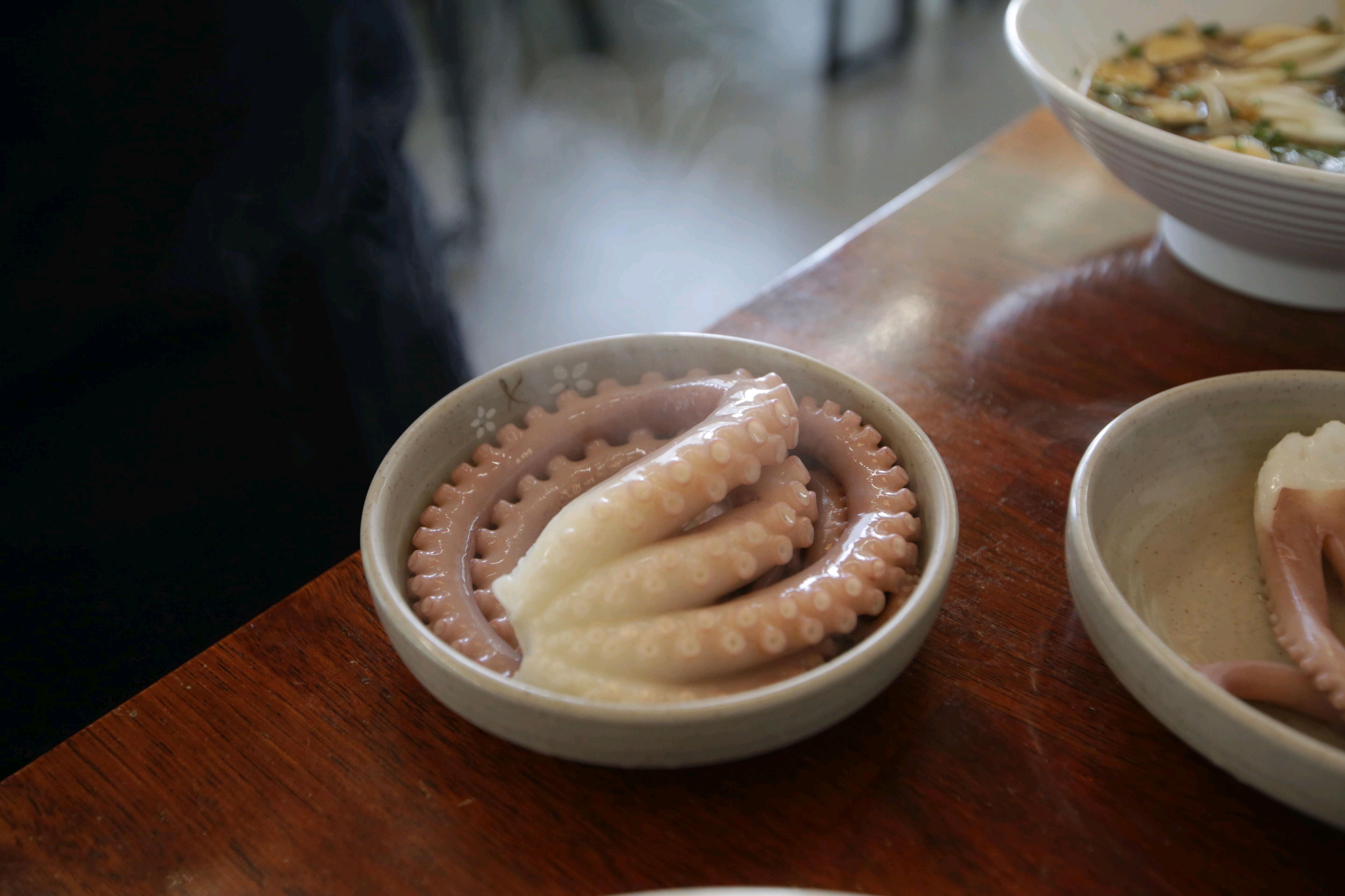 백합칼국수 굉장히 깔끔하고 시원한 맛이 일품이네요 직원분이 맛있게 먹으라고 챙겨주시는 모습