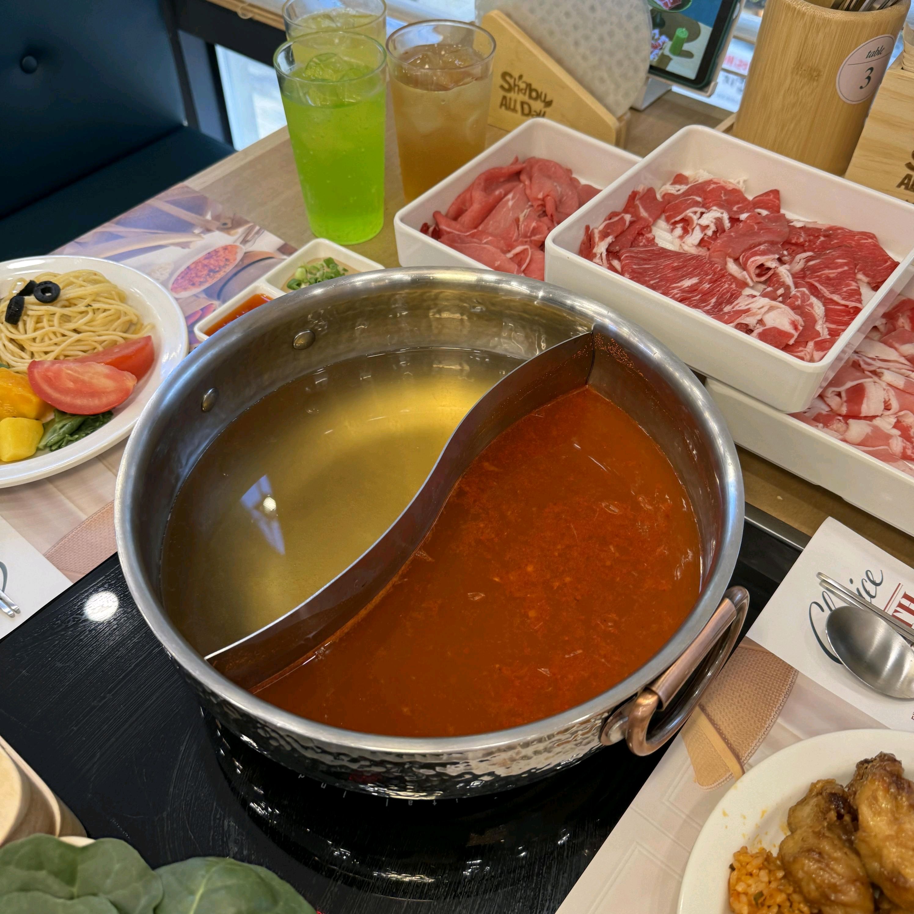 친구랑 소고기 먹기 딱 좋은 곳이네요 샐러드바도 다양해서 취향대로 골라 먹을 수 있고 무제