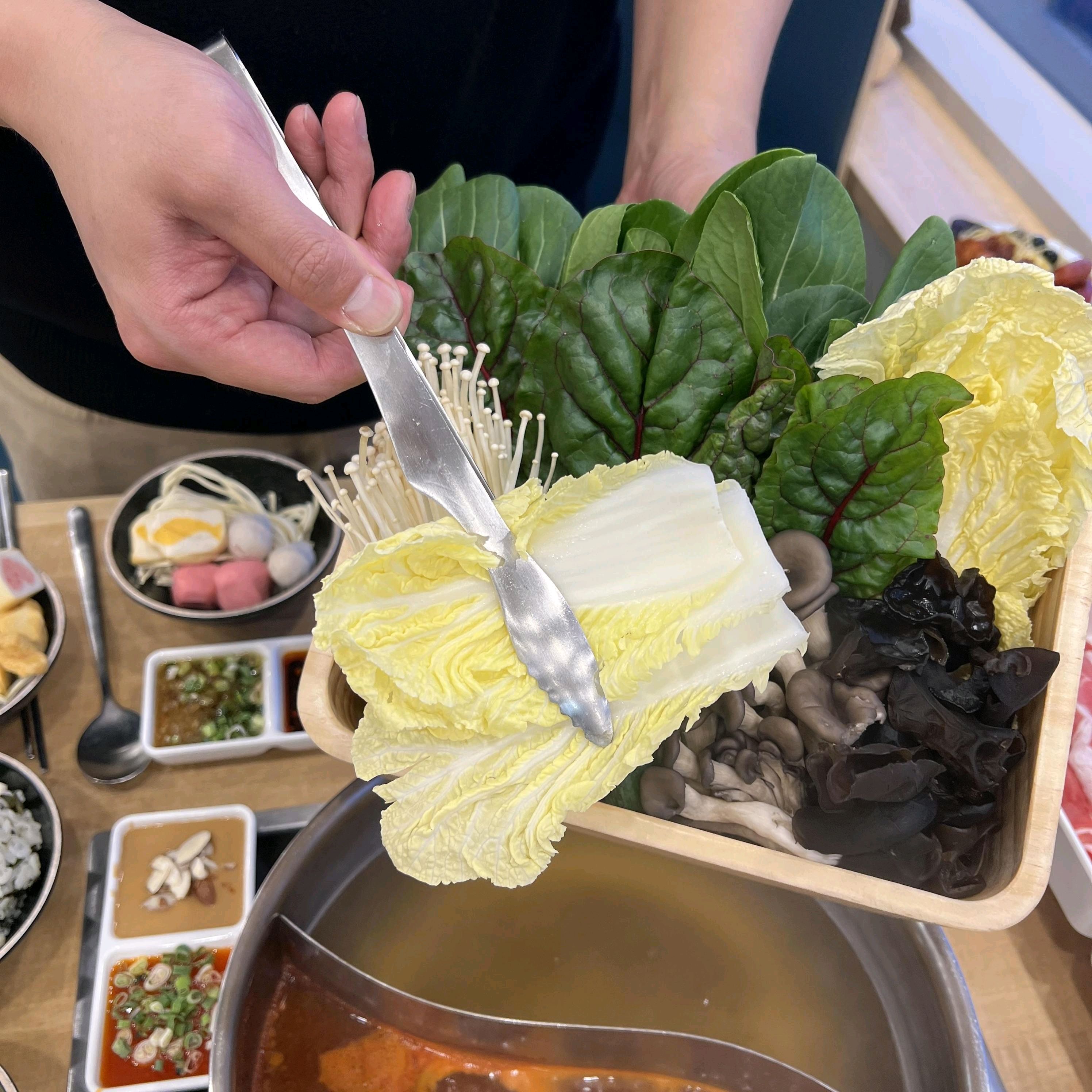 소고기 샤브샤브도 맛있고 샐러드바 구성도 좋은 곳이에요. 소스 종류가 다양해서 취향에 맞게