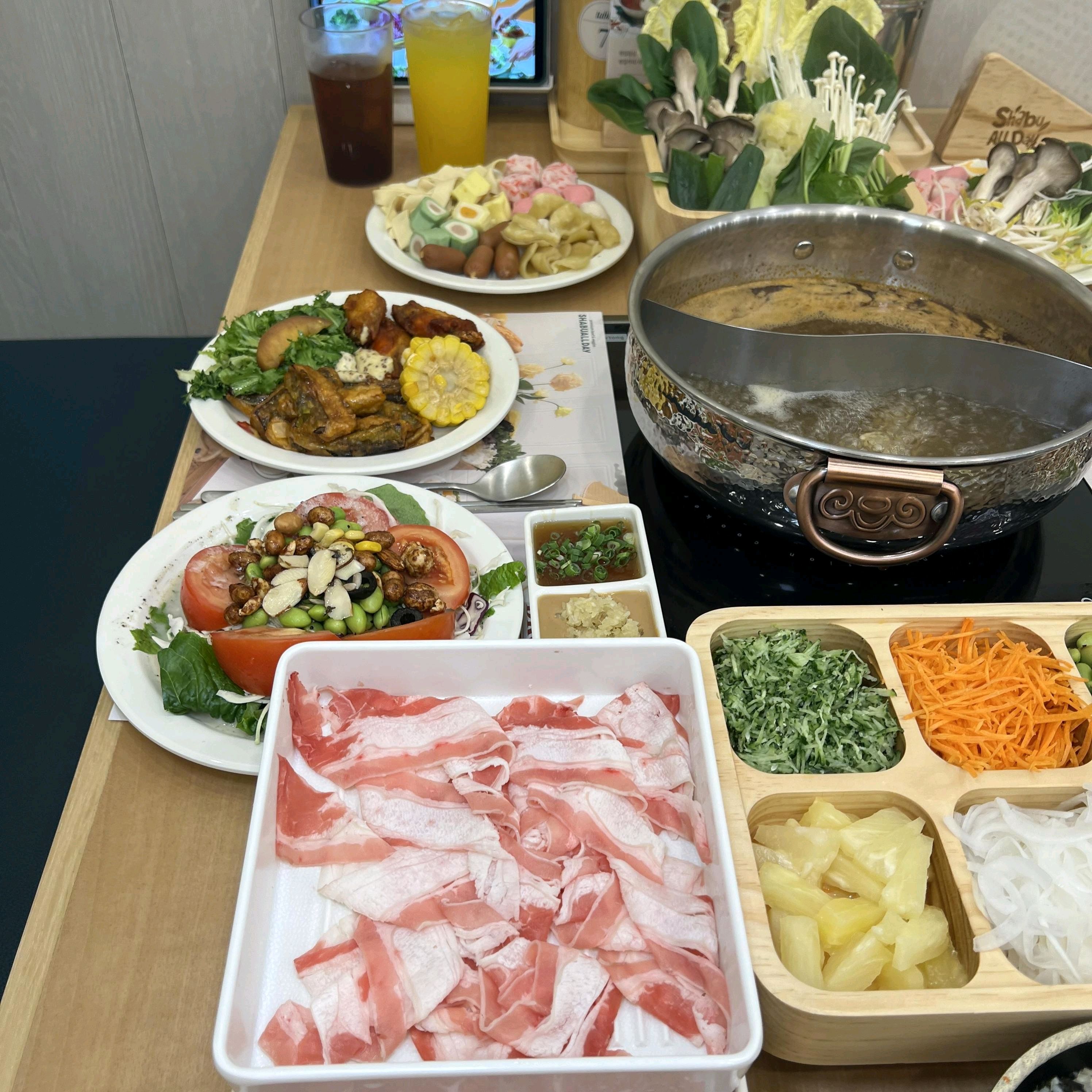 과일 샐러드바도 넉넉한데 샤브가 정말 만족스러웠어요. 칼칼한 육수에 담근 양지 고기가 입에