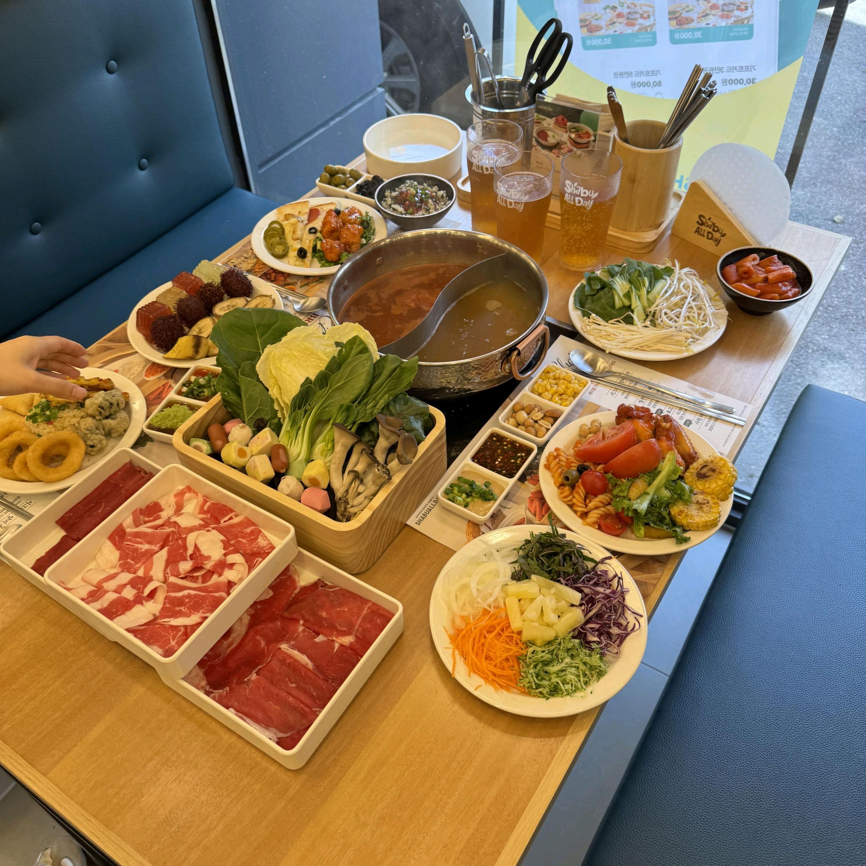 오늘 남자친구랑 샐러드바 이용했는데 고기 퀄리티가 기대 이상이었어요 소고기 무제한으로 즐길